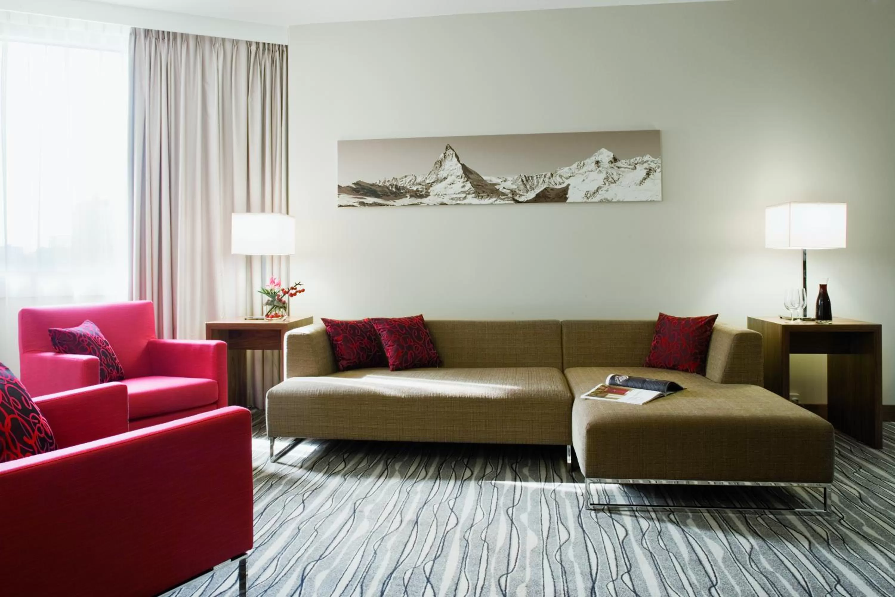 Living room in Mövenpick Hotel Geneva