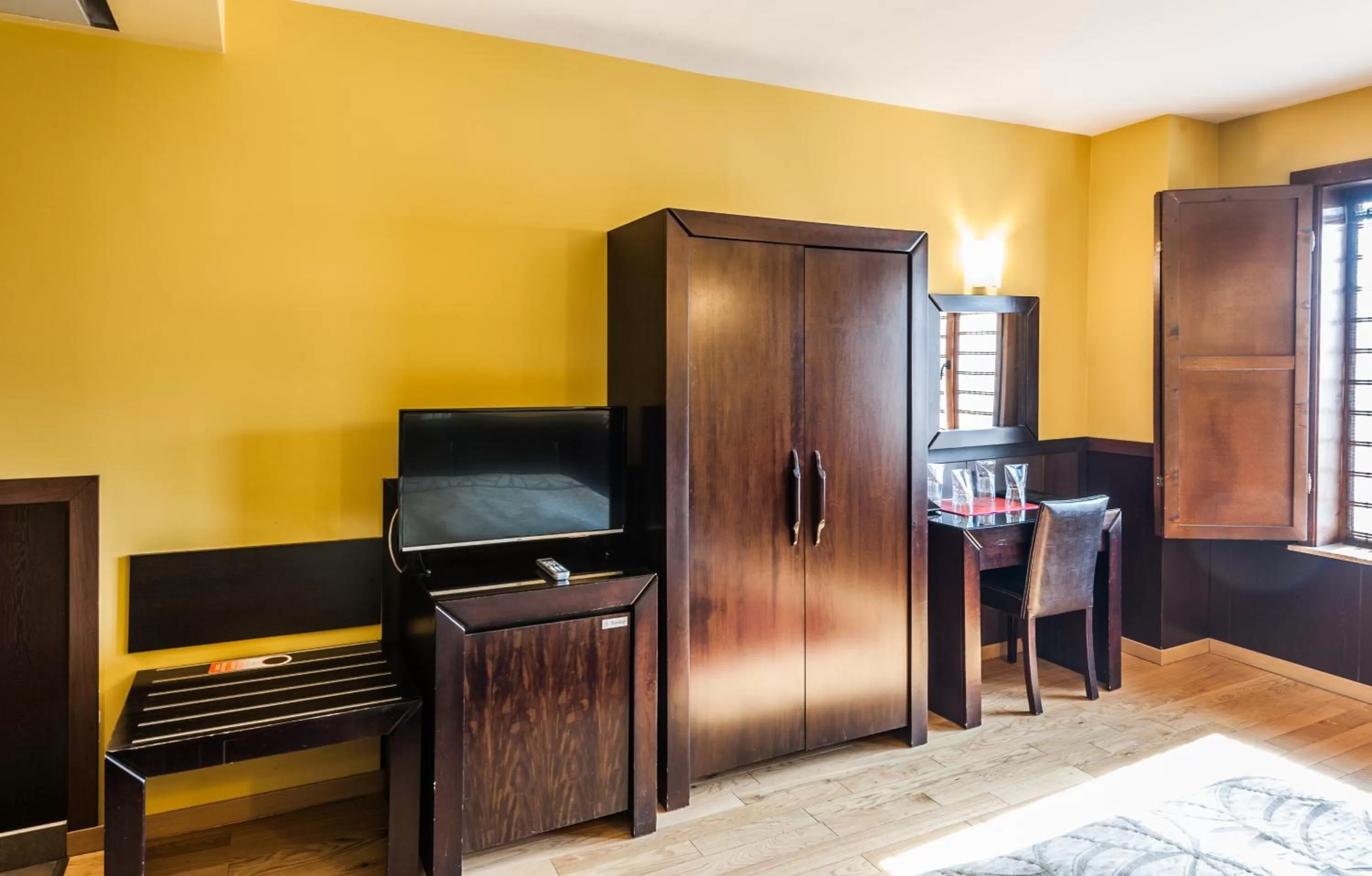 TV and multimedia in Hotel Ego - Free Parking - Top Central Location