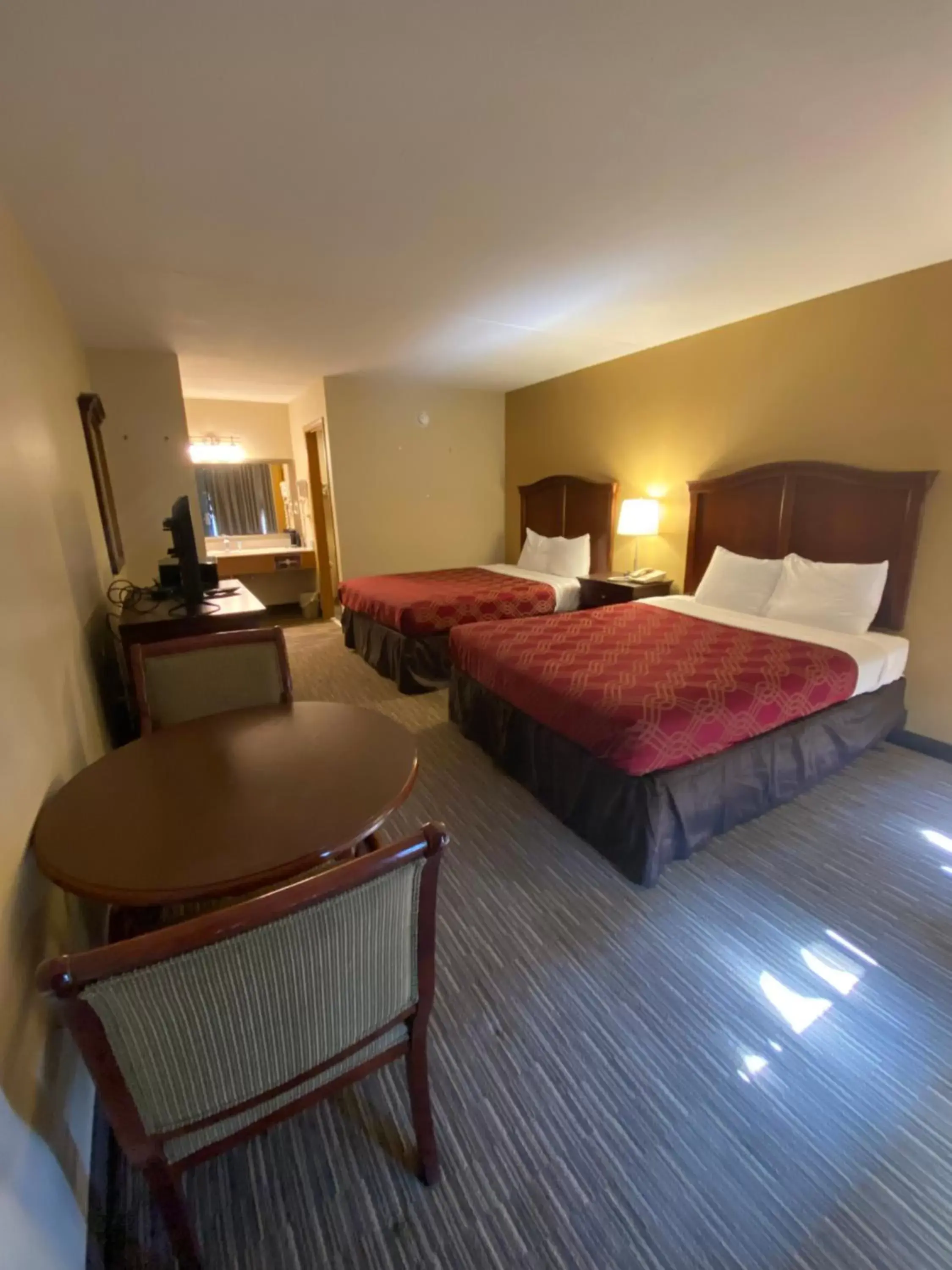 Standard Queen Room with Two Queen Beds in Southern Oaks Inn Standard Queen Room with Two Queen Beds in Southern Oaks Inn