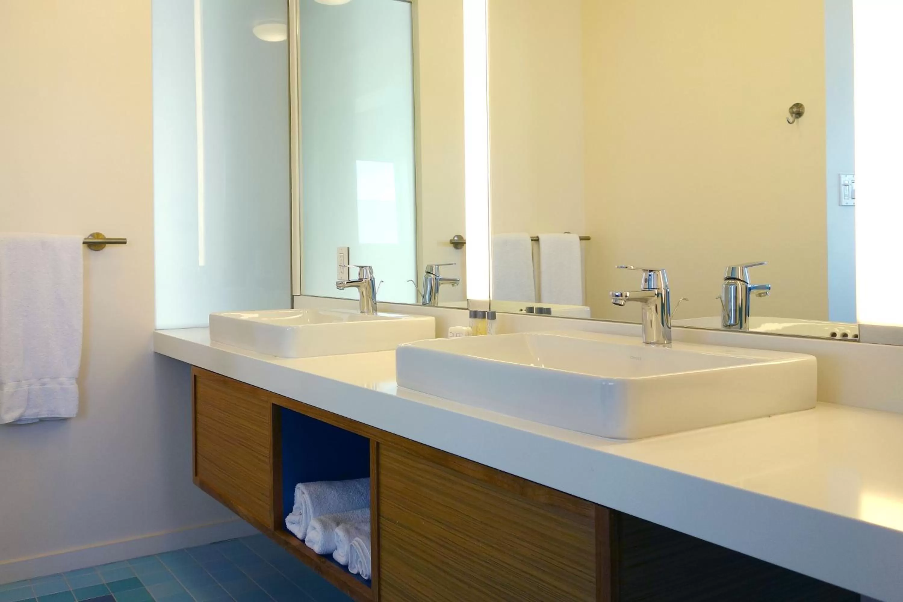 Toilet in The Beverly Laurel Hotel at West Hollywood