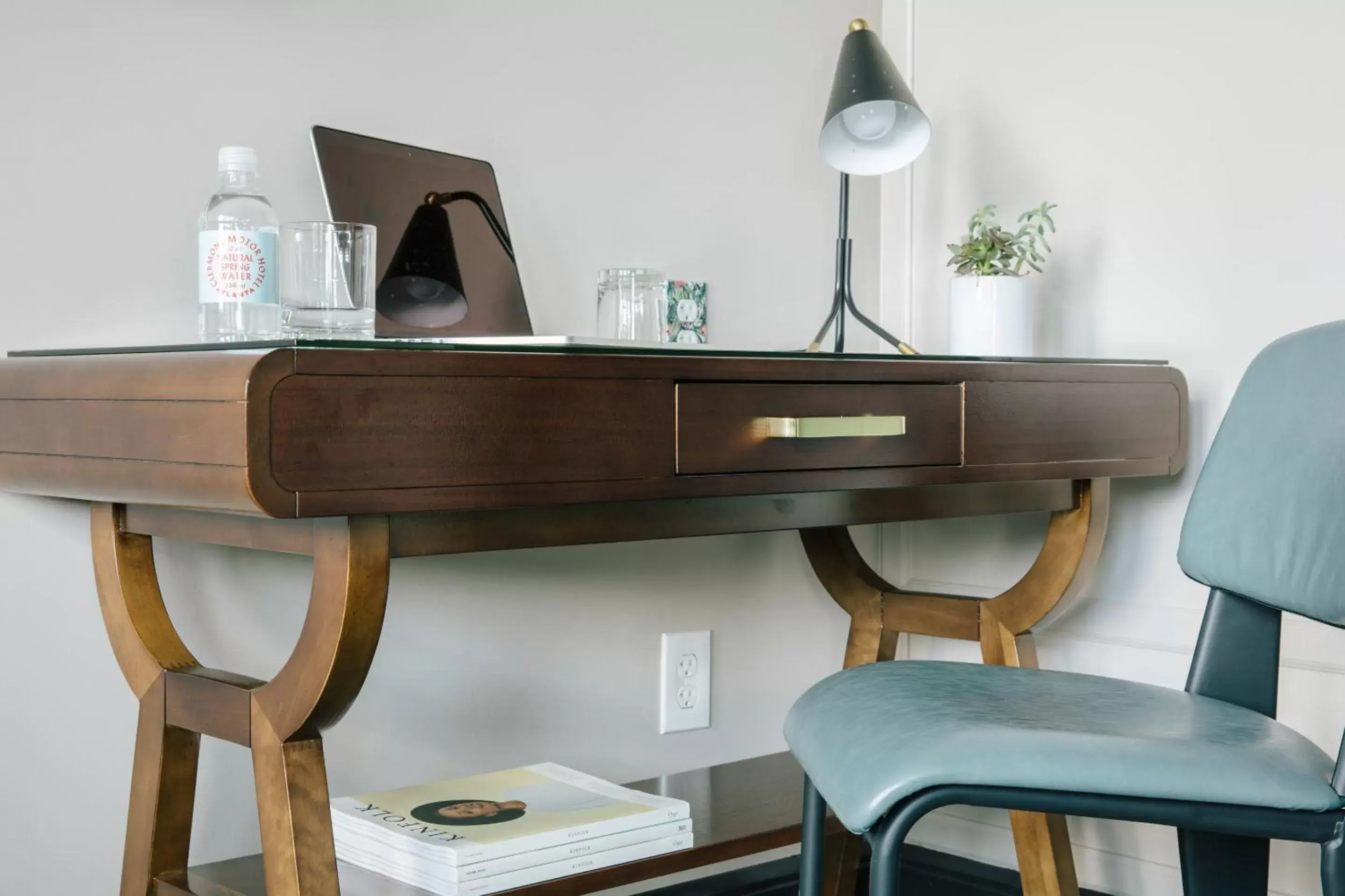 King Room - Disability Access in Hotel Clermont Atlanta, by Oliver King Room - Disability Access in Hotel Clermont Atlanta, by Oliver