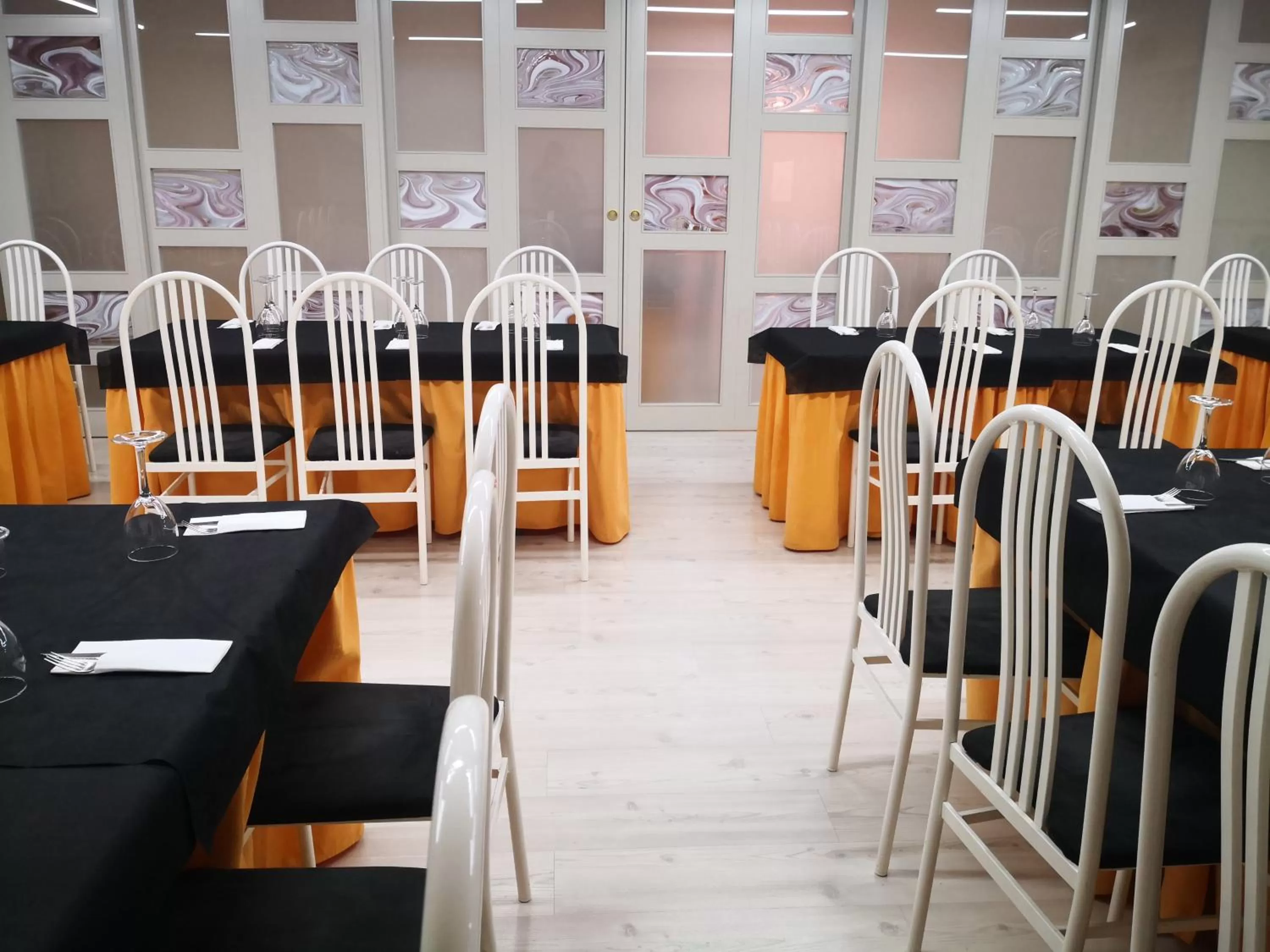 Restaurant/places to eat in Hotel Aro'S