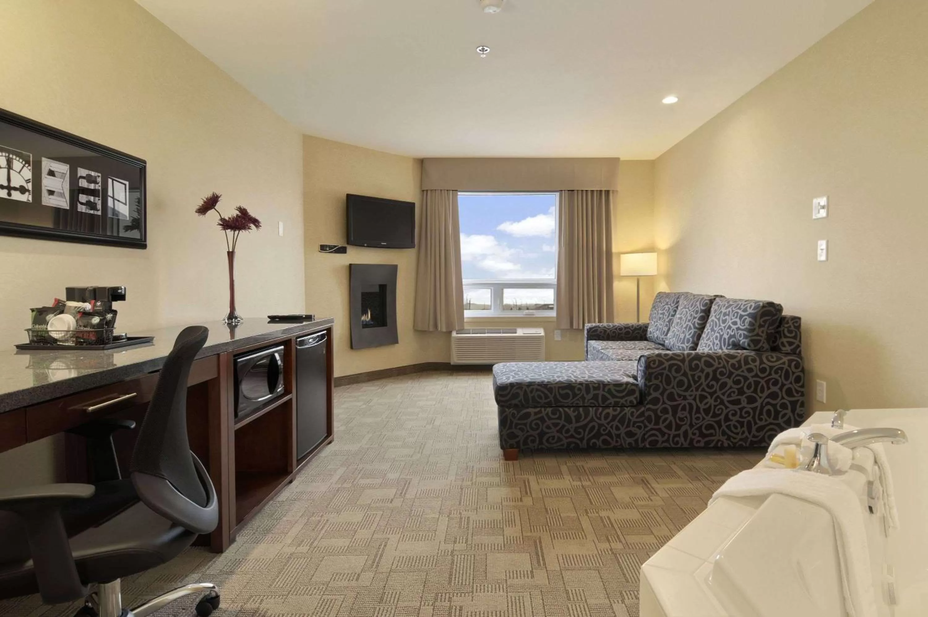 Photo of the whole room, Bed in Days Inn by Wyndham Regina Airport West