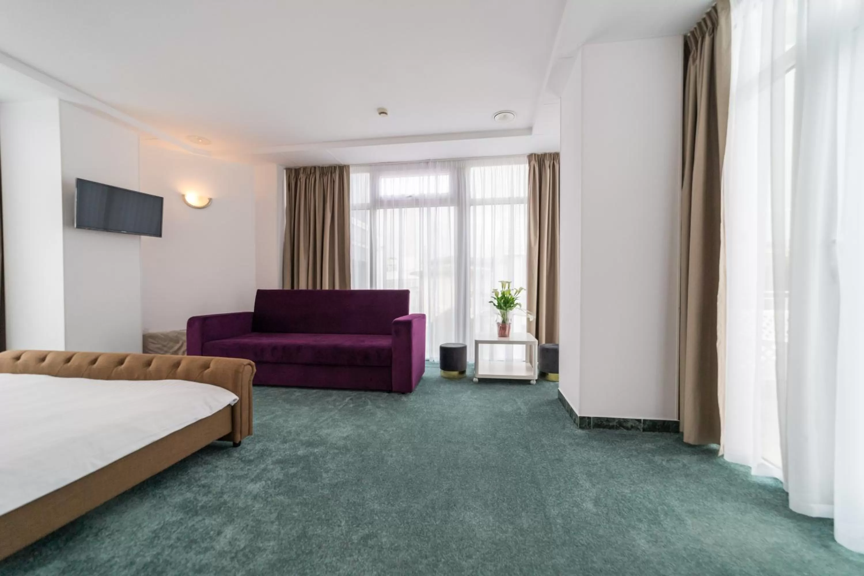 Bed, Seating Area in Avenue Palm Eforie - Avenue Hotels