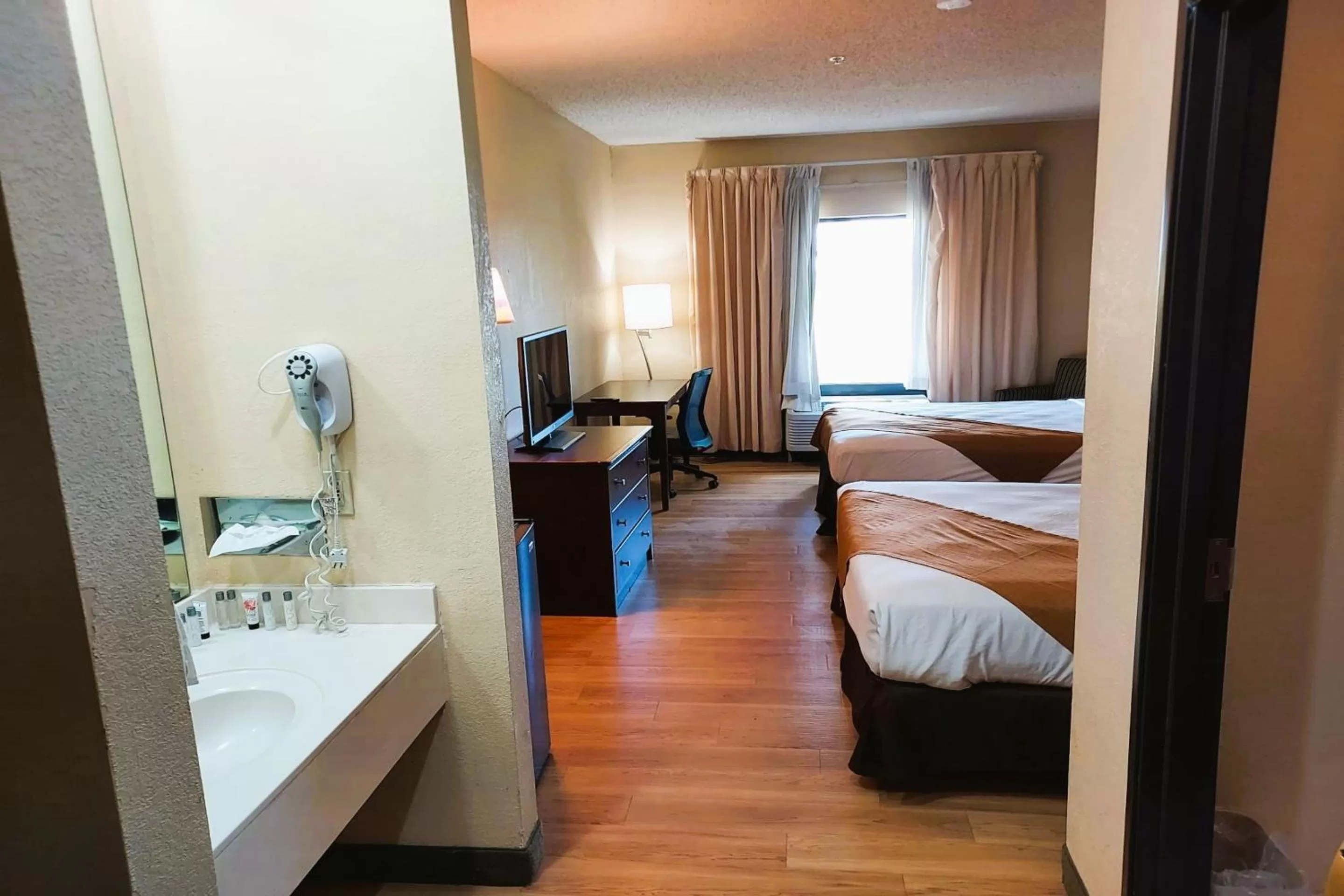 Bedroom in McPherson Inn By OYO, I-135