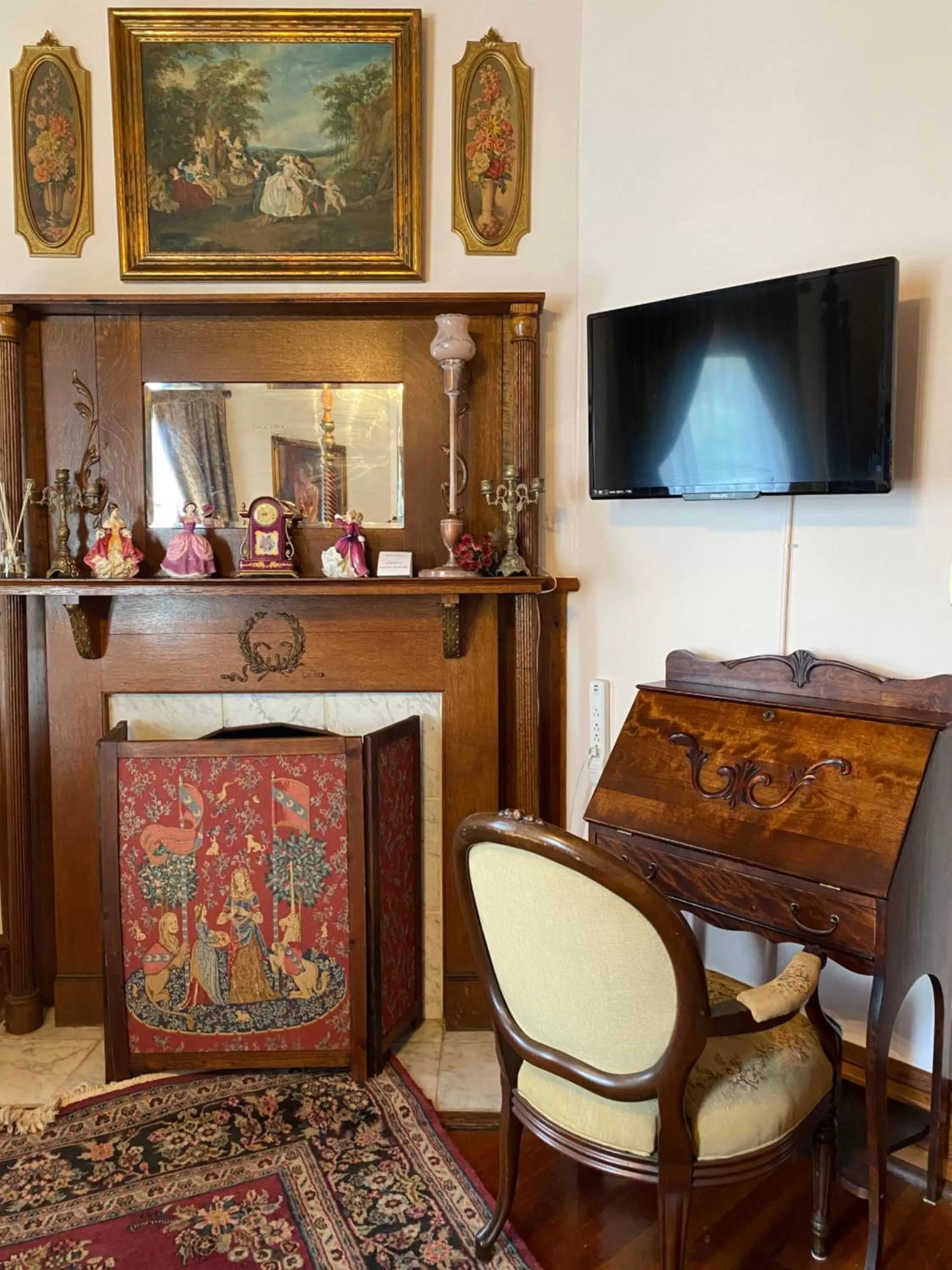 TV/Entertainment Center in Hogan House Bed and Breakfast at Rose Hill