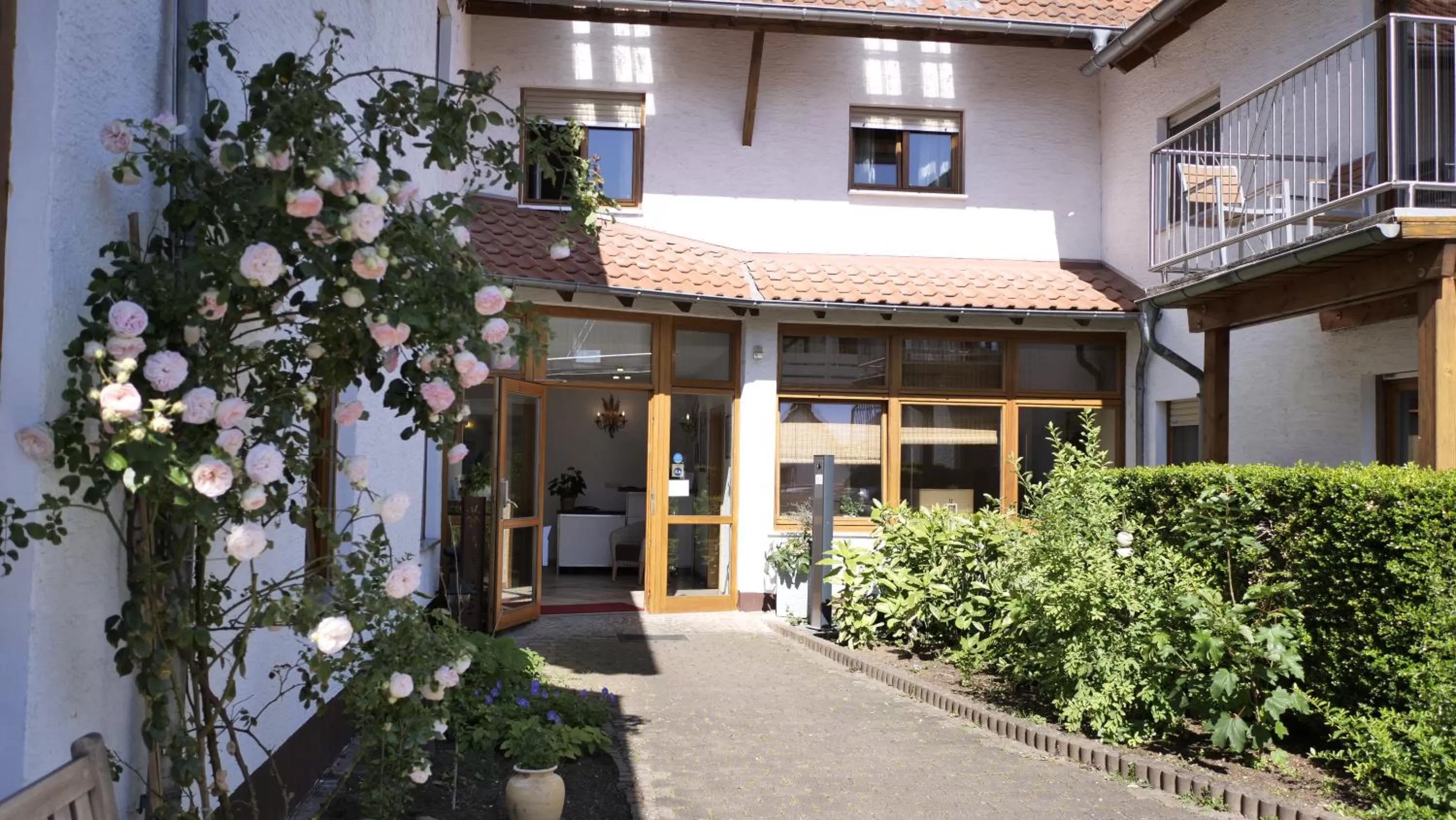 Patio, Property Building in Hotel Bett & Frühstück