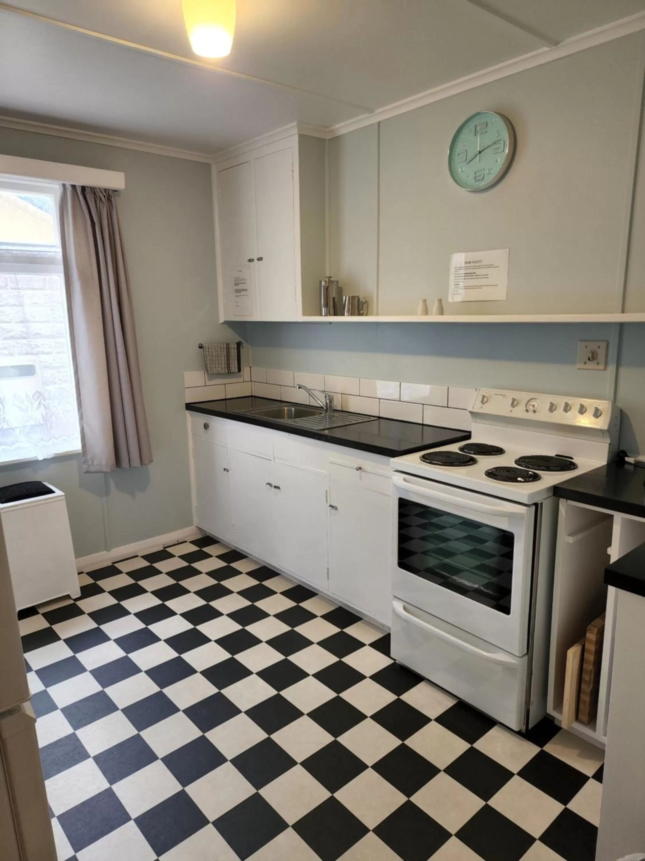 Kitchen/Kitchenette in Gardner Court Motel