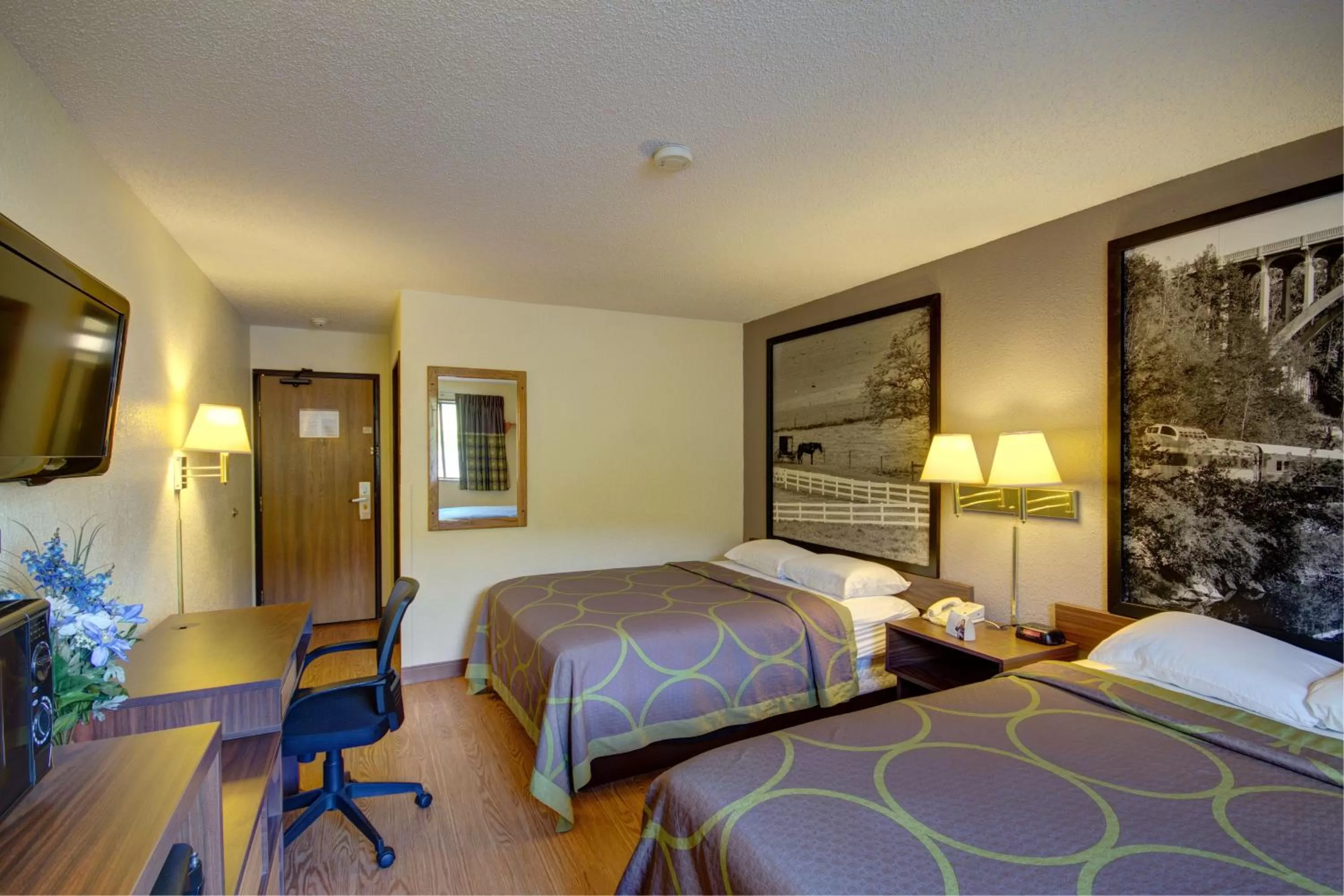 Photo of the whole room, Bed in Super 8 by Wyndham Zanesville