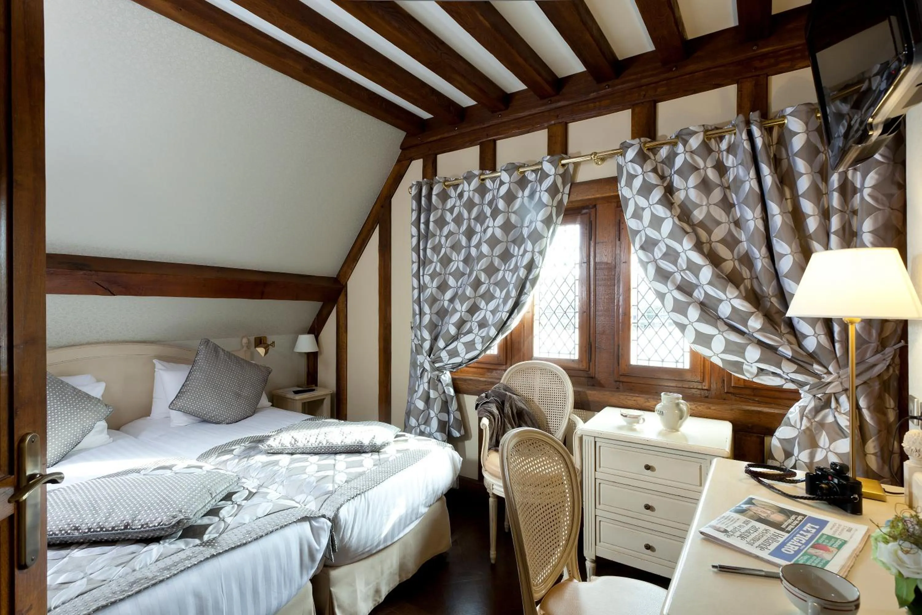 Photo of the whole room, Bed in Auberge Saint Pierre