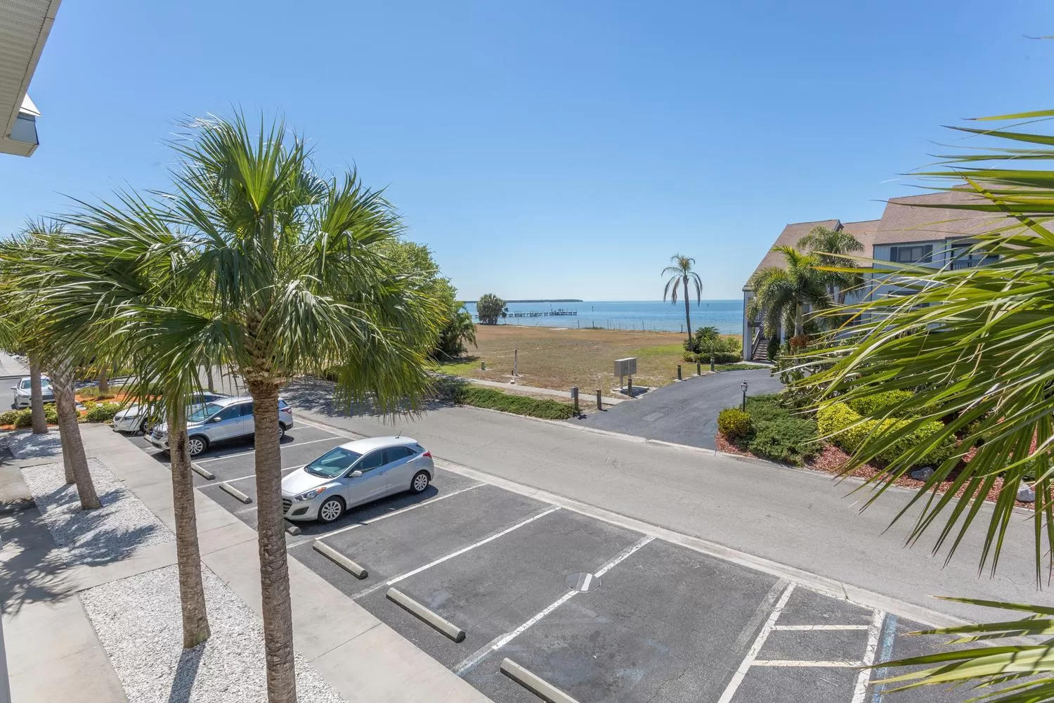 Day in TAMPA BAY, BEACH step away, WIFI, FREE PARKING,POOLS, JACUZZI