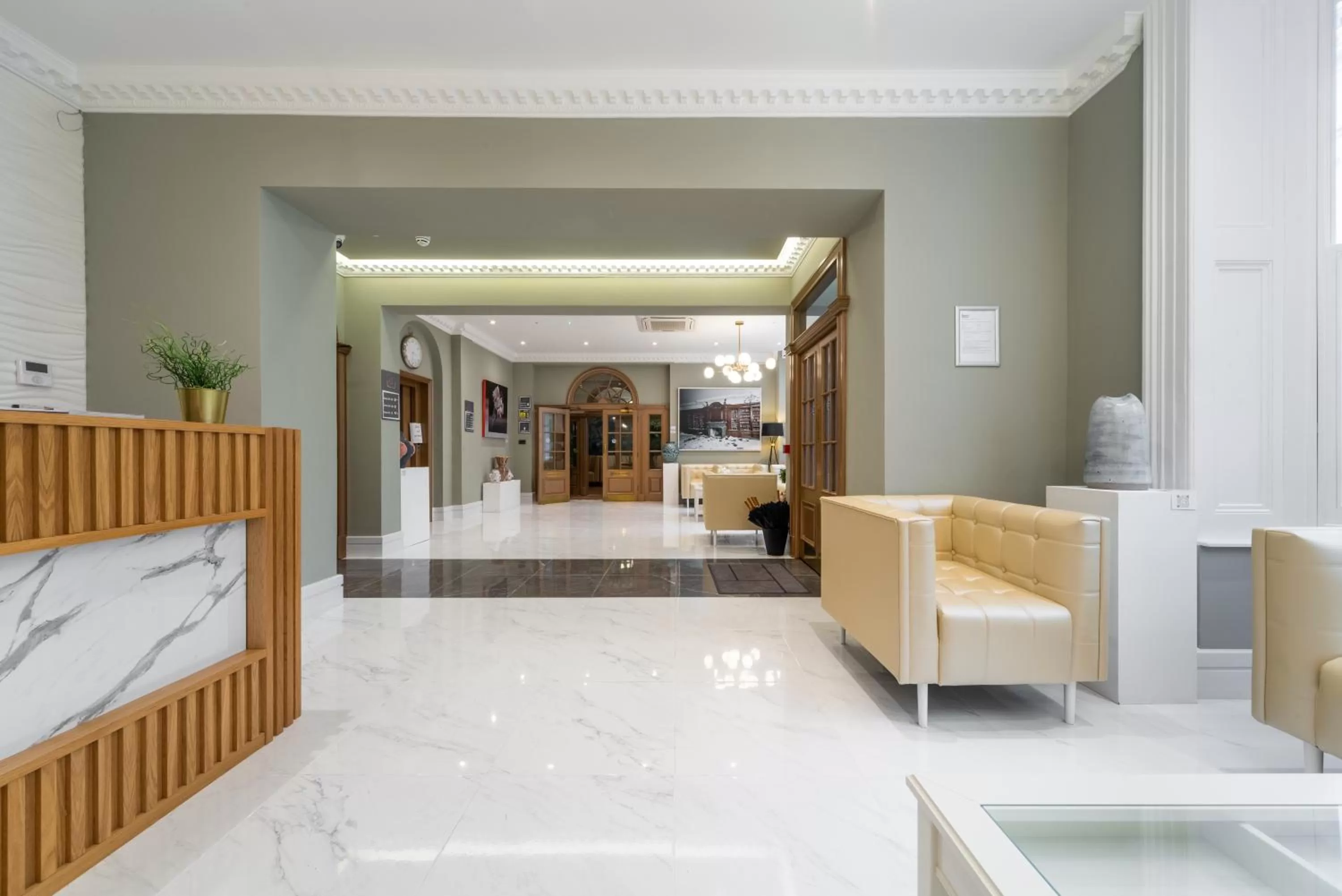 Lobby or reception, Bed in Gainsborough Hotel