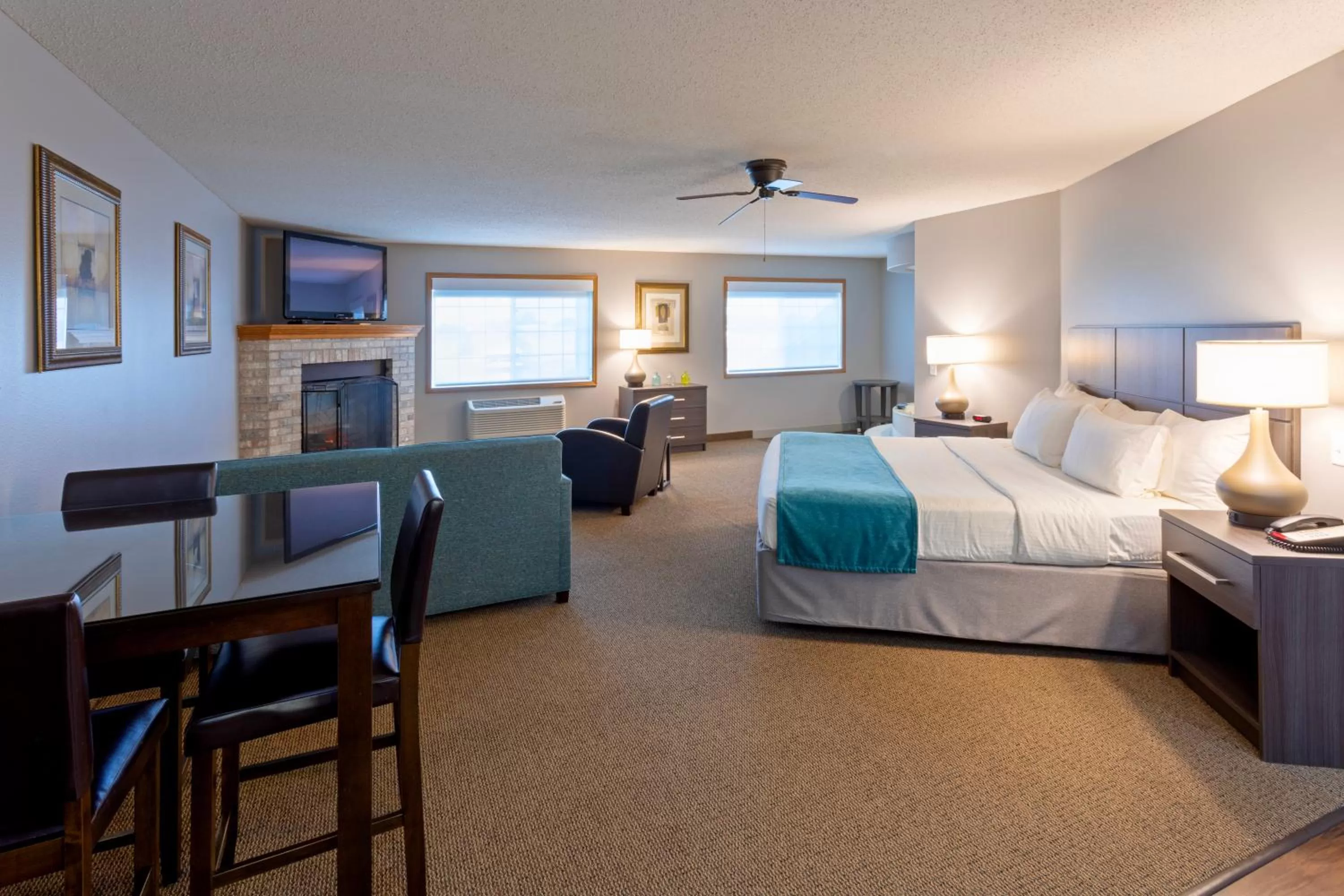 Hot Tub, Bed in Paynesville Inn & Suites