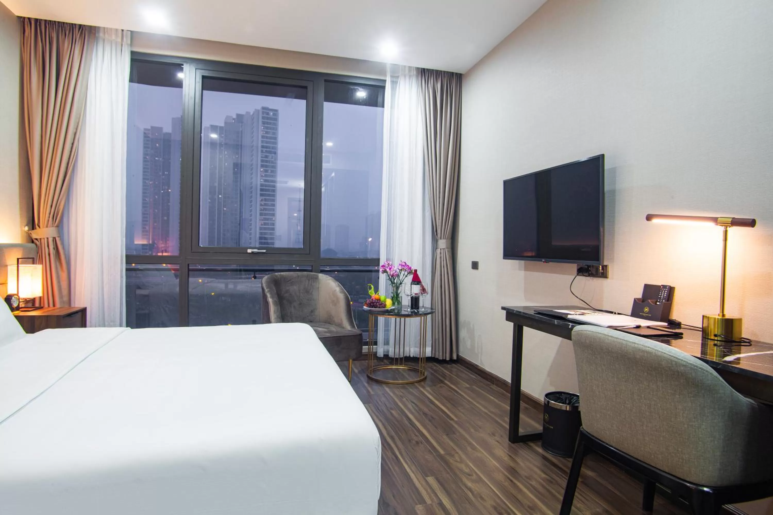 TV and multimedia, Bed in Western Skyline Hotel