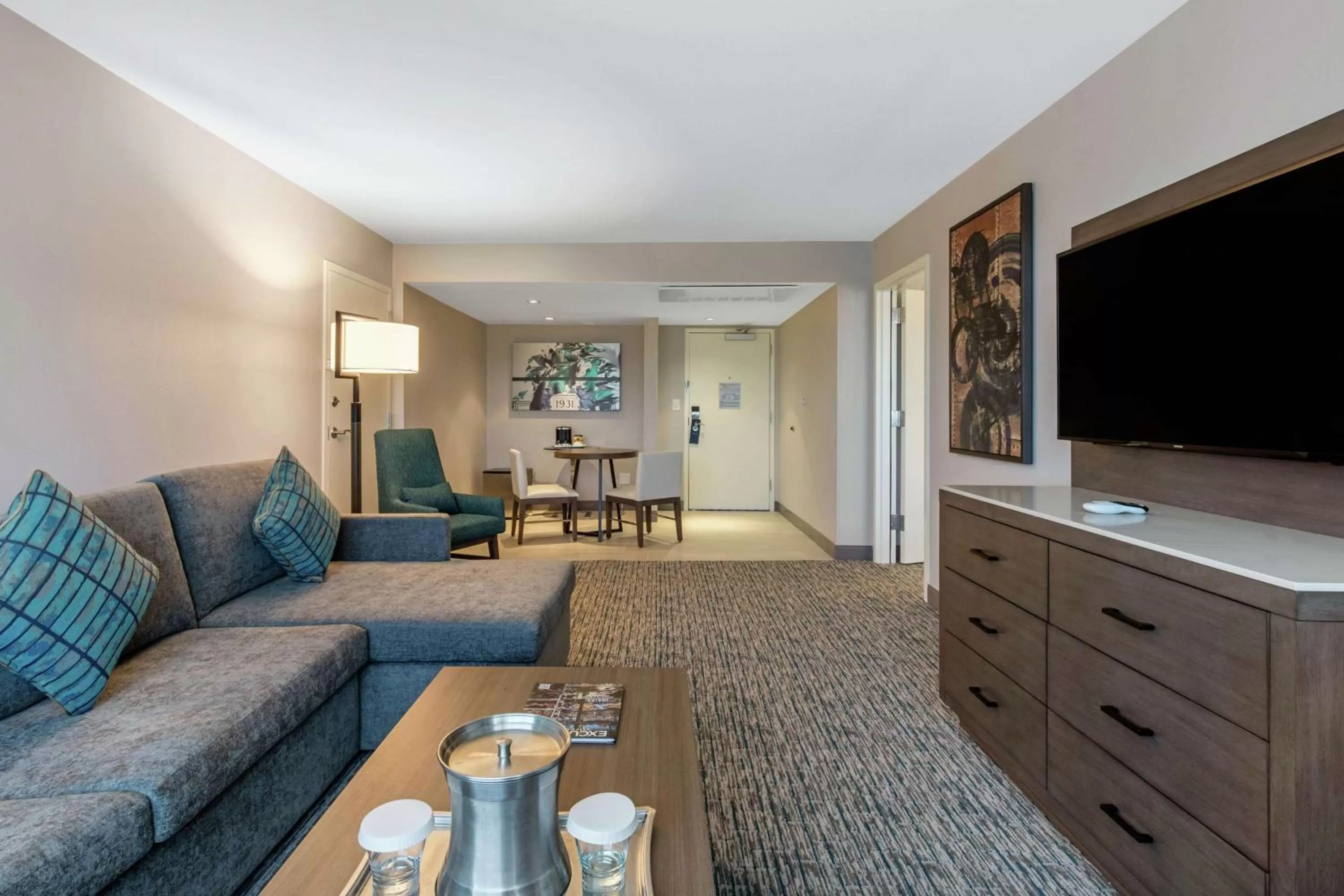 Living room in DoubleTree Birmingham Perimeter Park