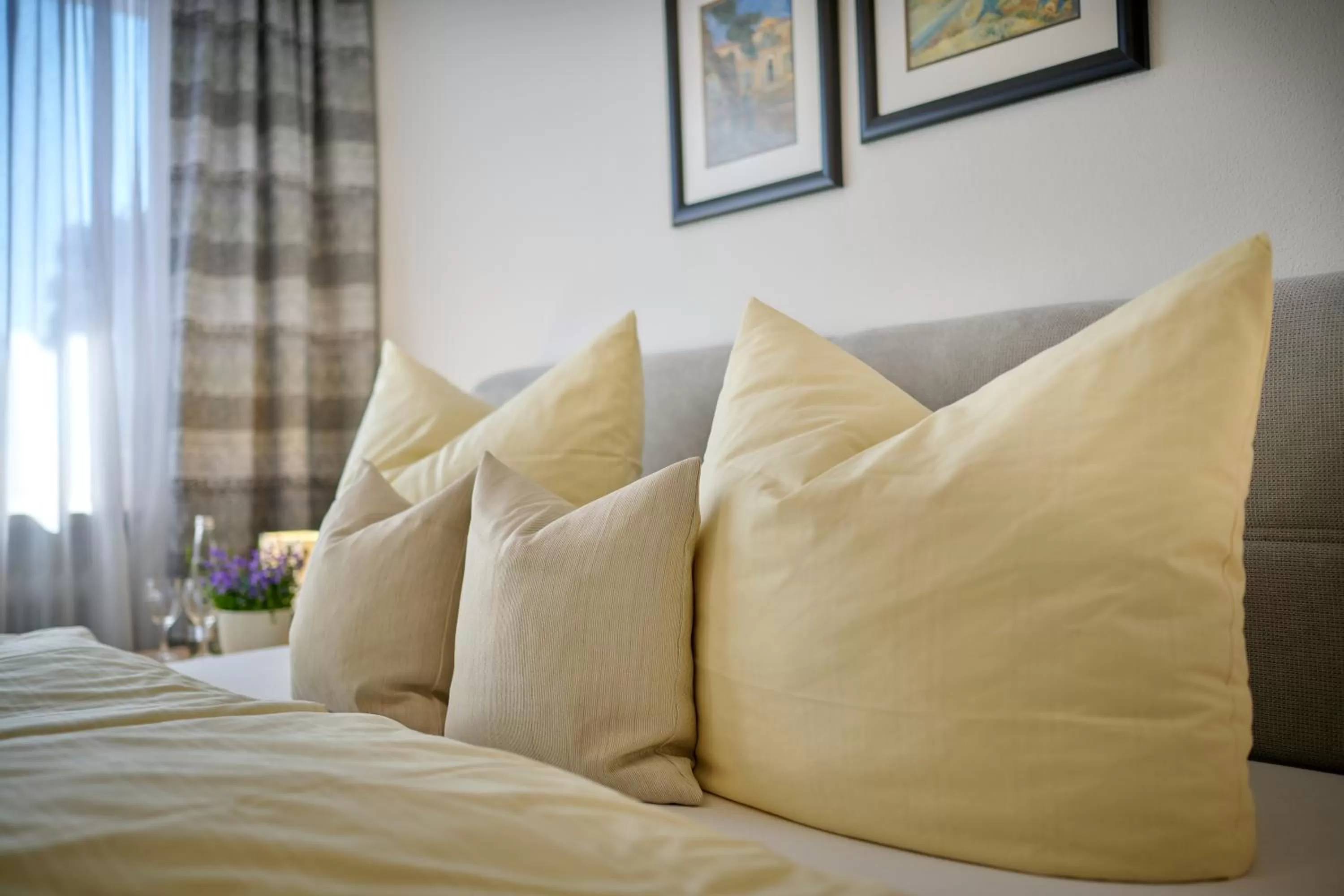 Bed in Hotel Restaurant Zum Goldenen Anker mit Hallenbad