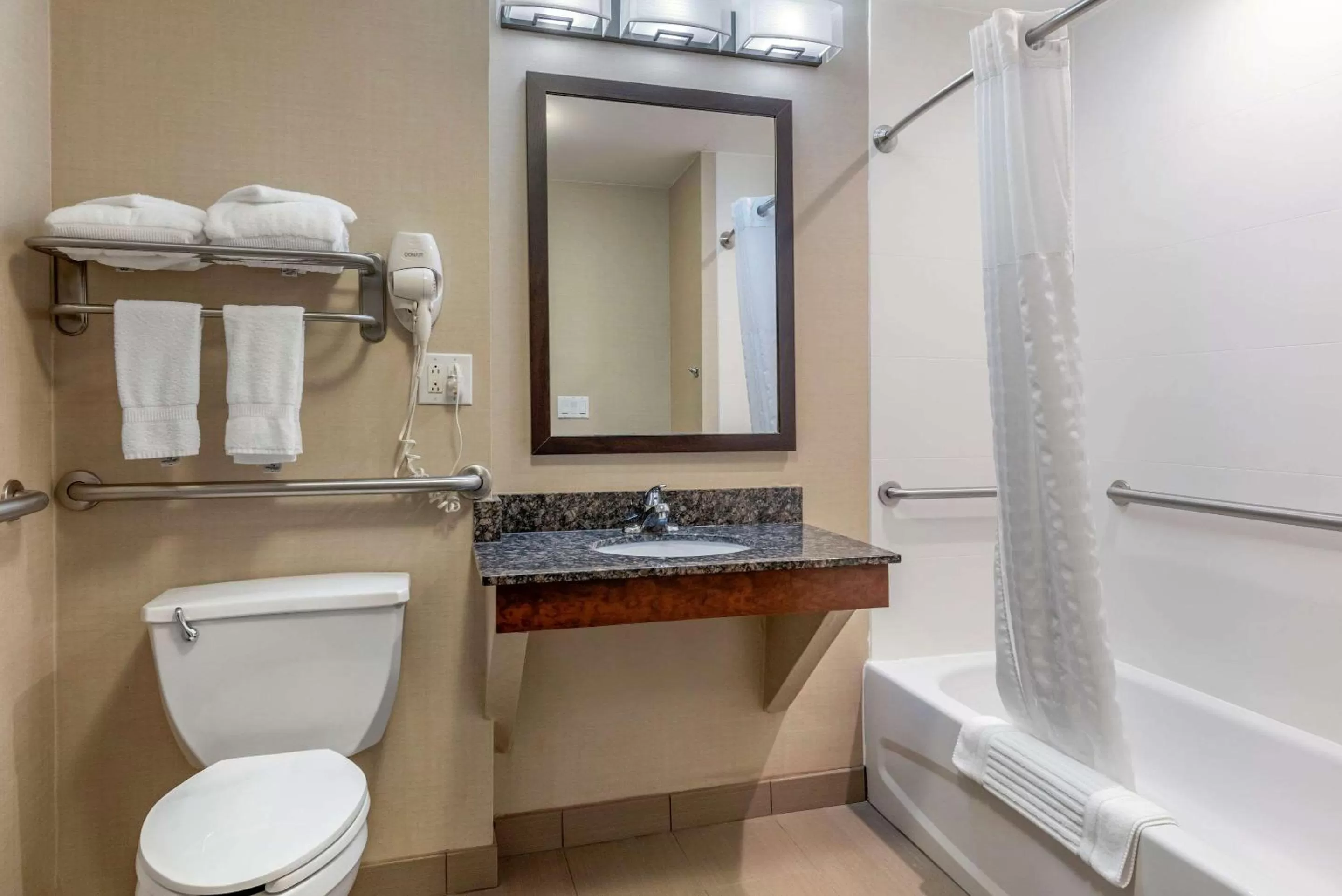 Bathroom in Comfort Suites Marion North