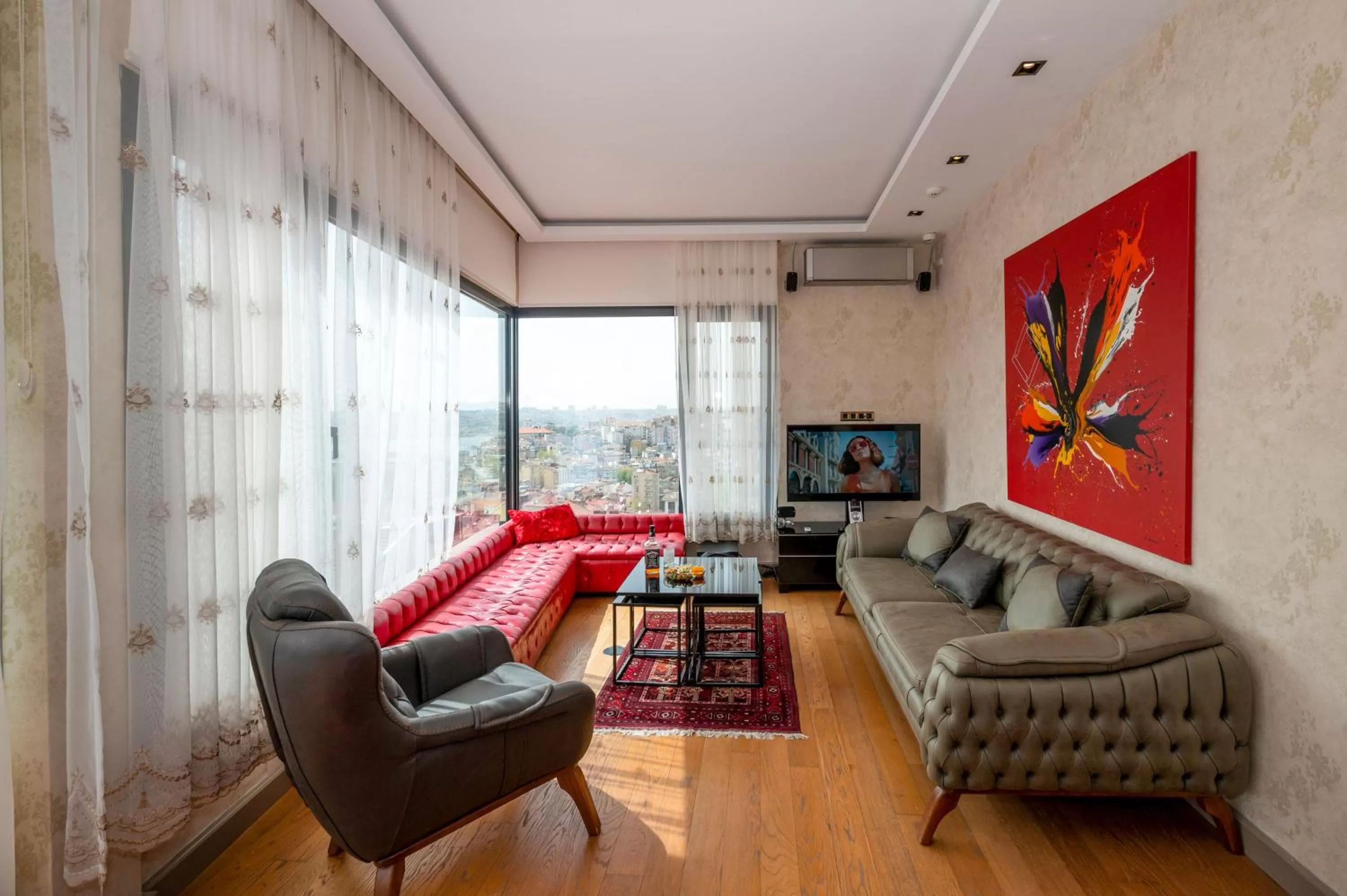 Communal lounge/ TV room in O'Pera Okanlı Suites