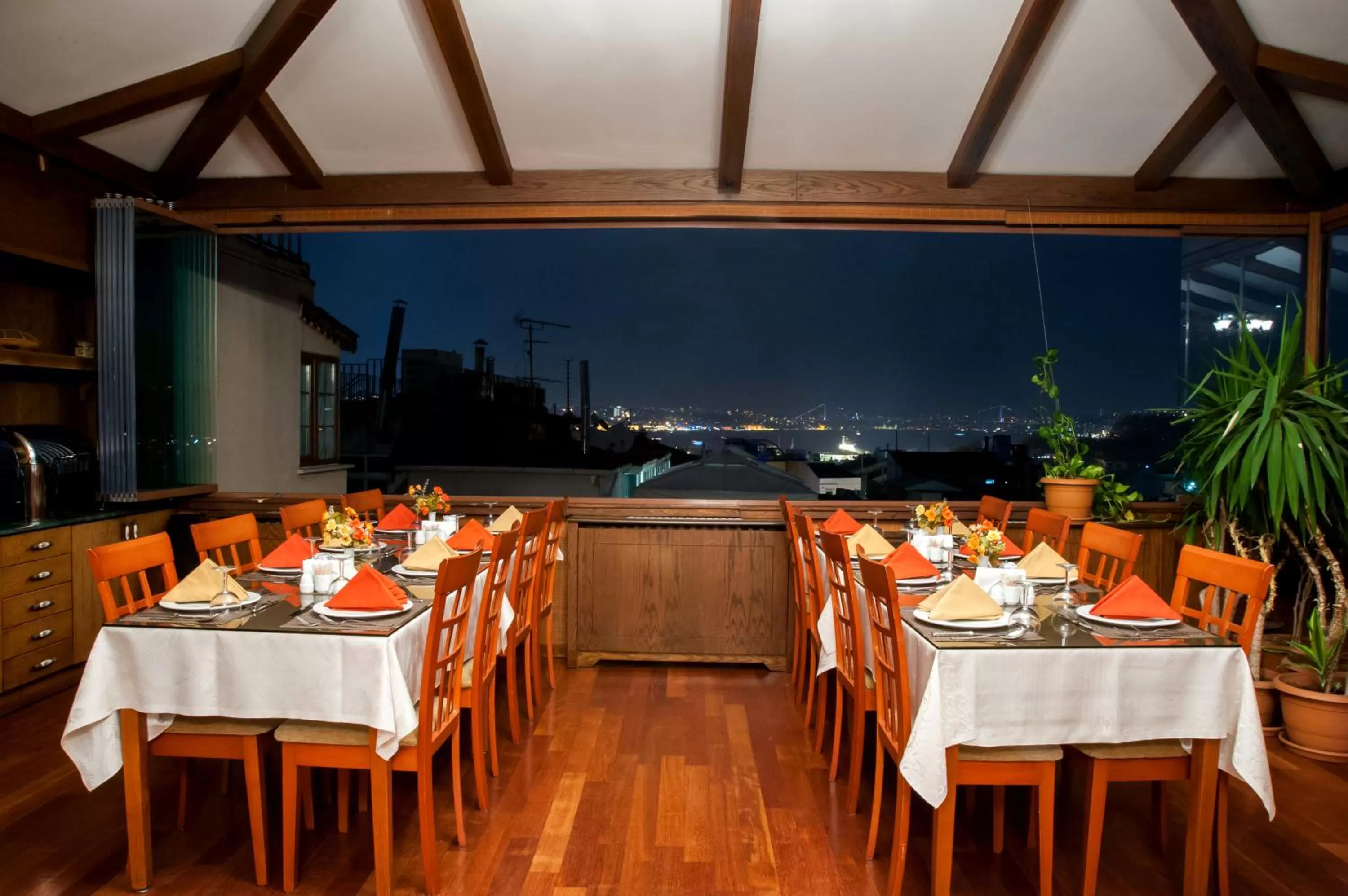 Dining area in Hotel Centrum Istanbul