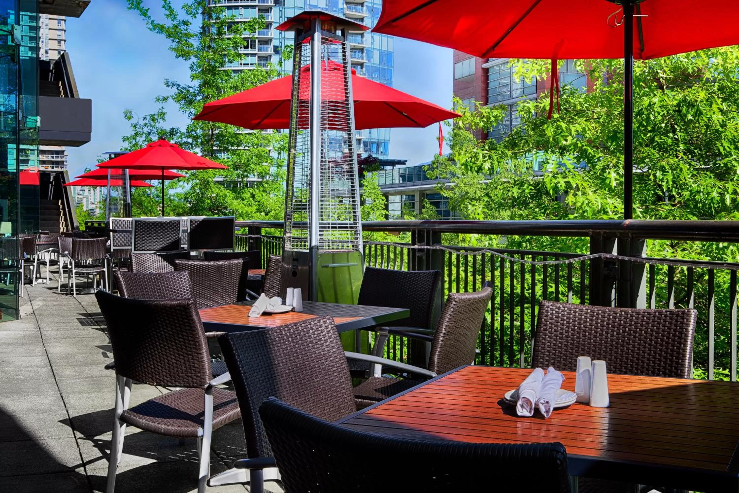 Restaurant/places to eat in Pinnacle Hotel Harbourfront