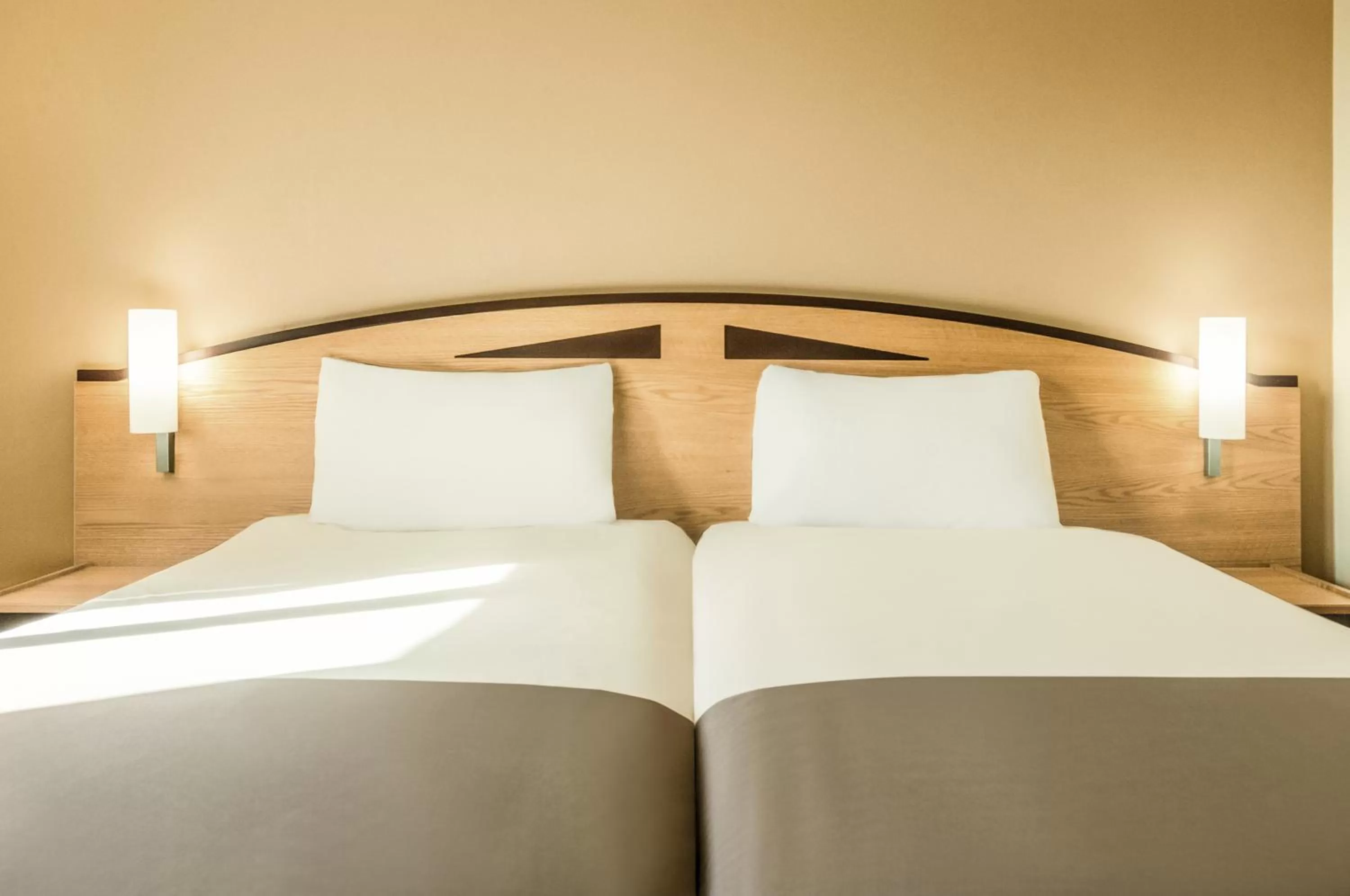 Photo of the whole room in ibis Lincoln