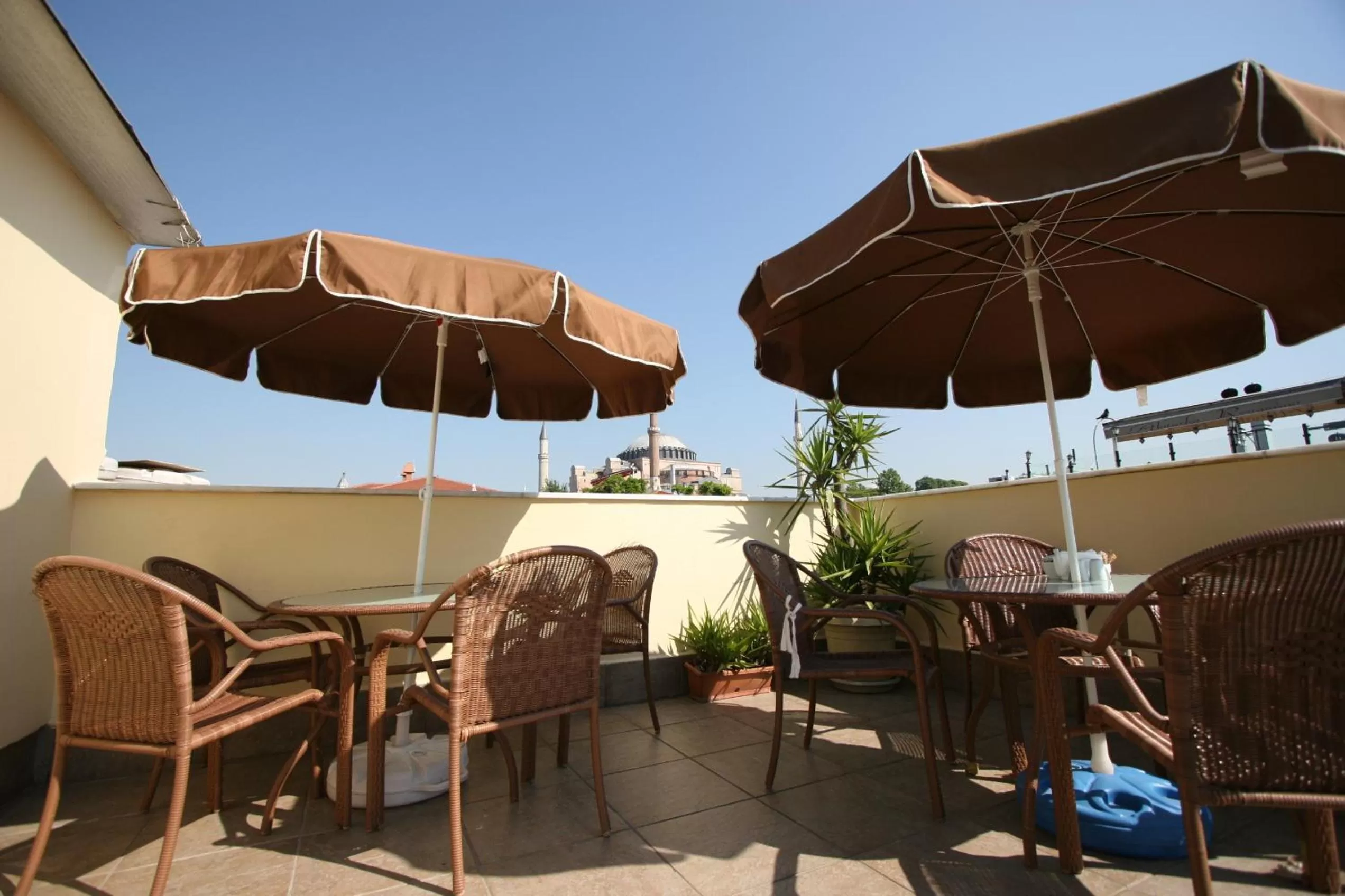 Day, Restaurant/Places to Eat in Hanedan Hotel