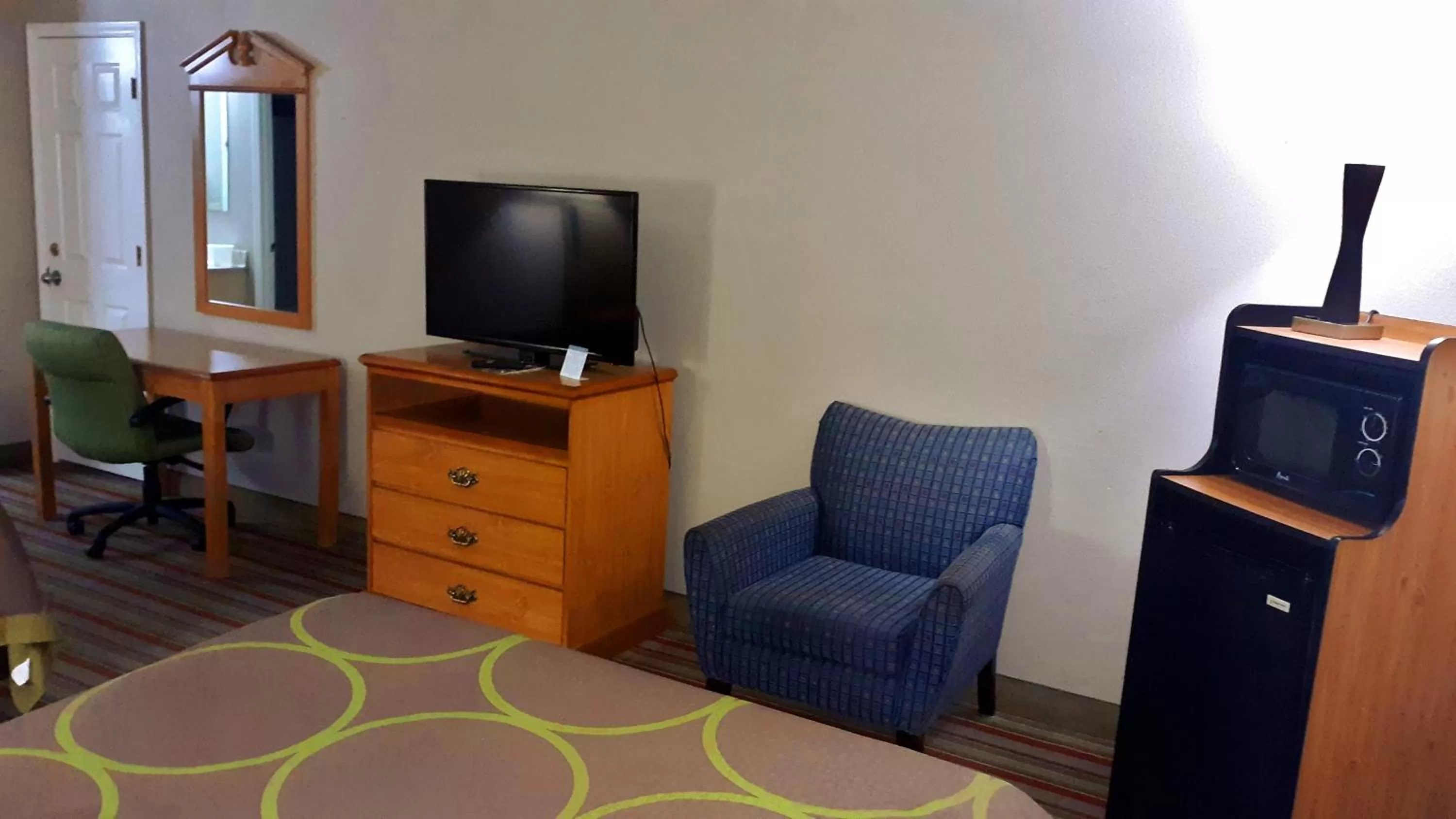 TV and multimedia in Super 8 by Wyndham Fort Chiswell Wytheville Area
