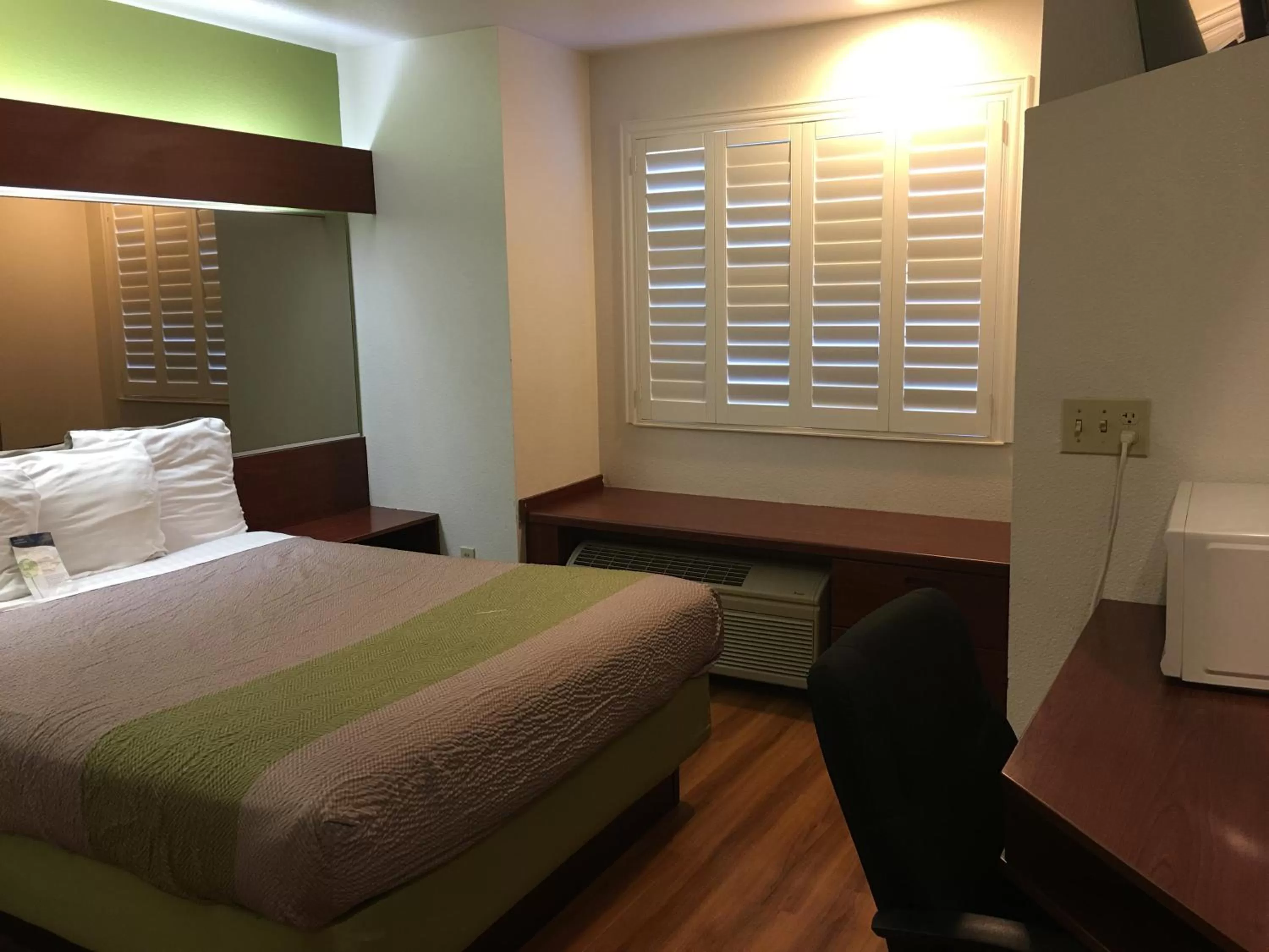 Bedroom, Bed in Motel 6-Dixon, CA