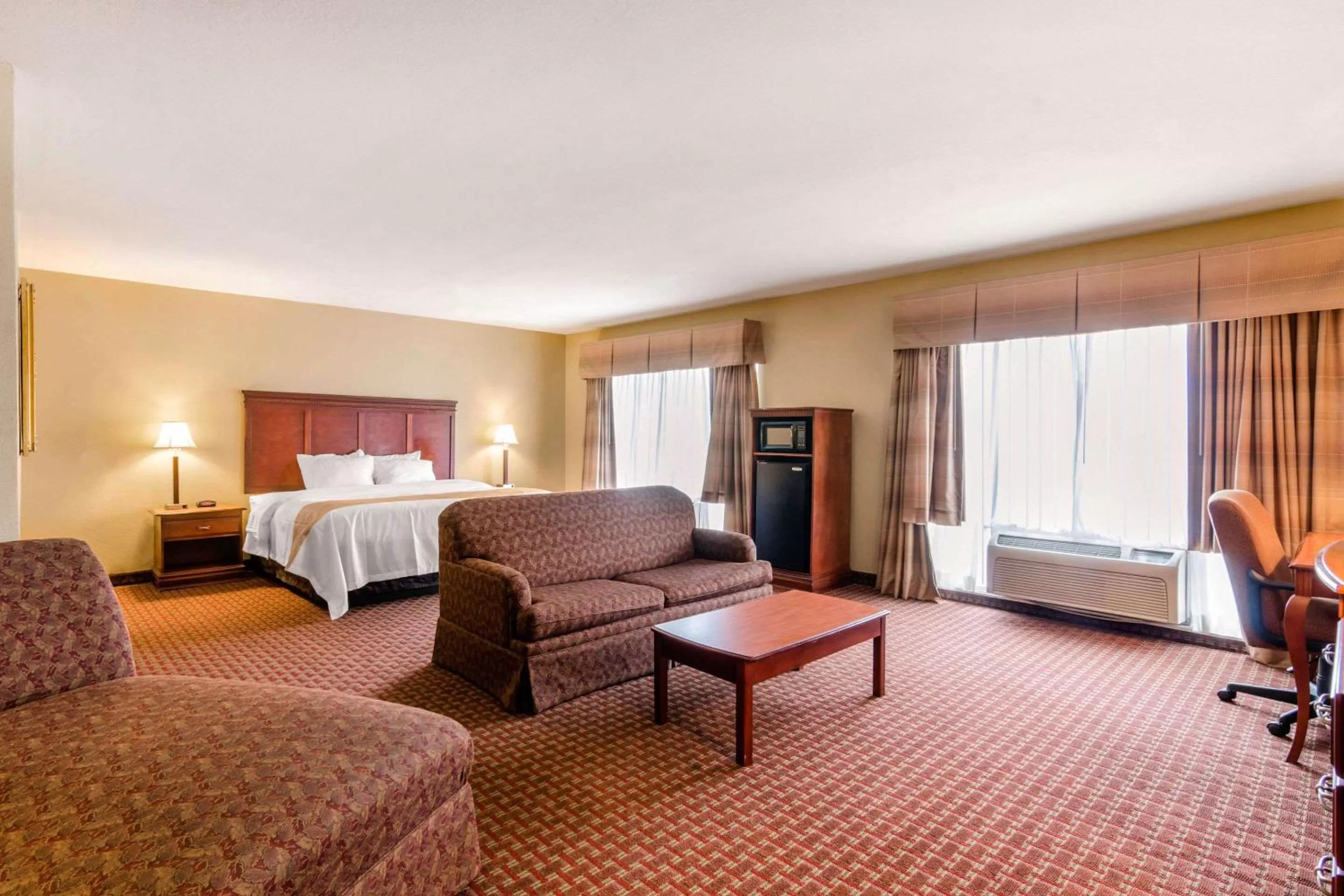 Photo of the whole room, Bed in Quality Inn & Suites Carthage near Precious Moments Chapel
