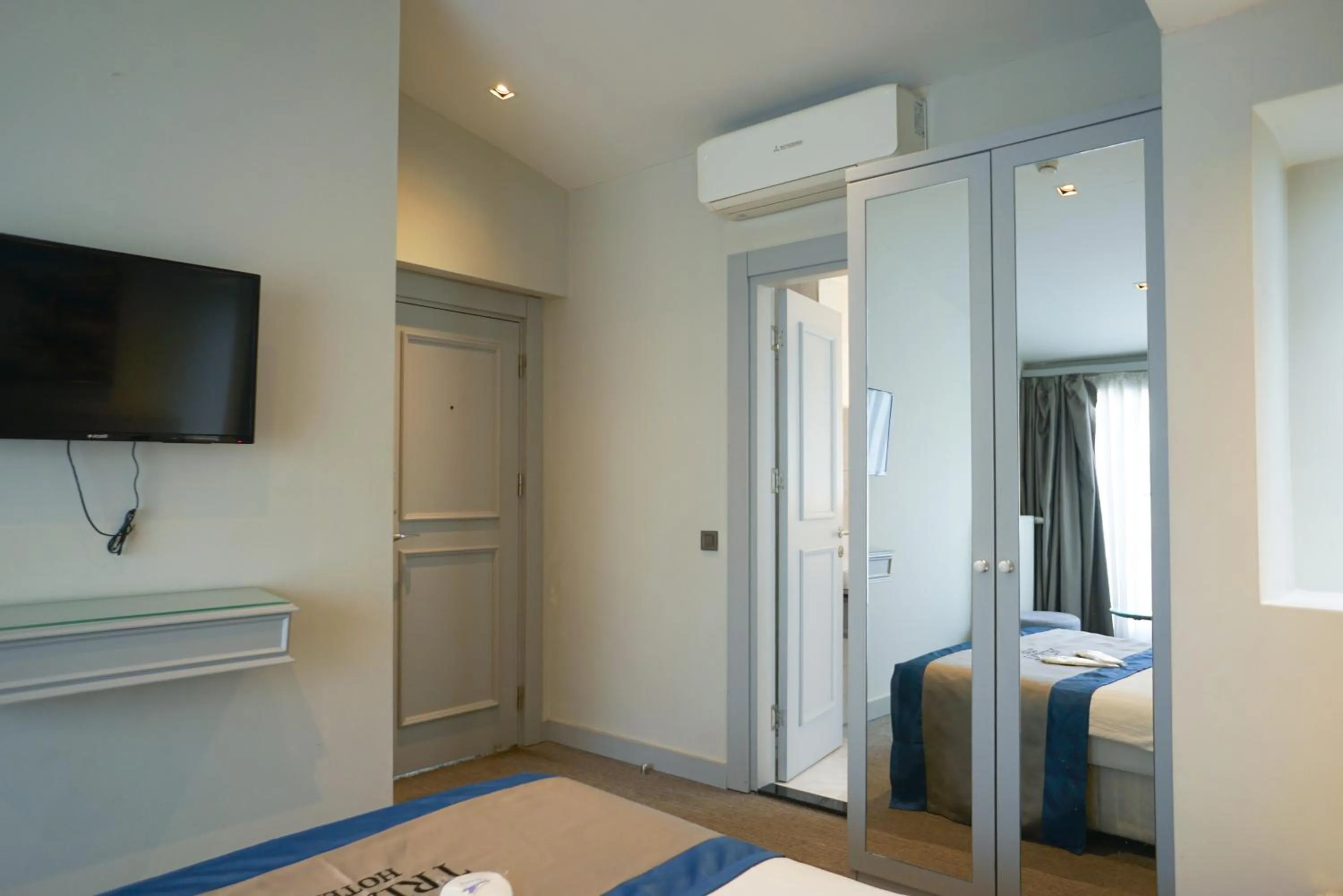Communal lounge/ TV room, Bed in Triada Hotel Taksim - Special Category