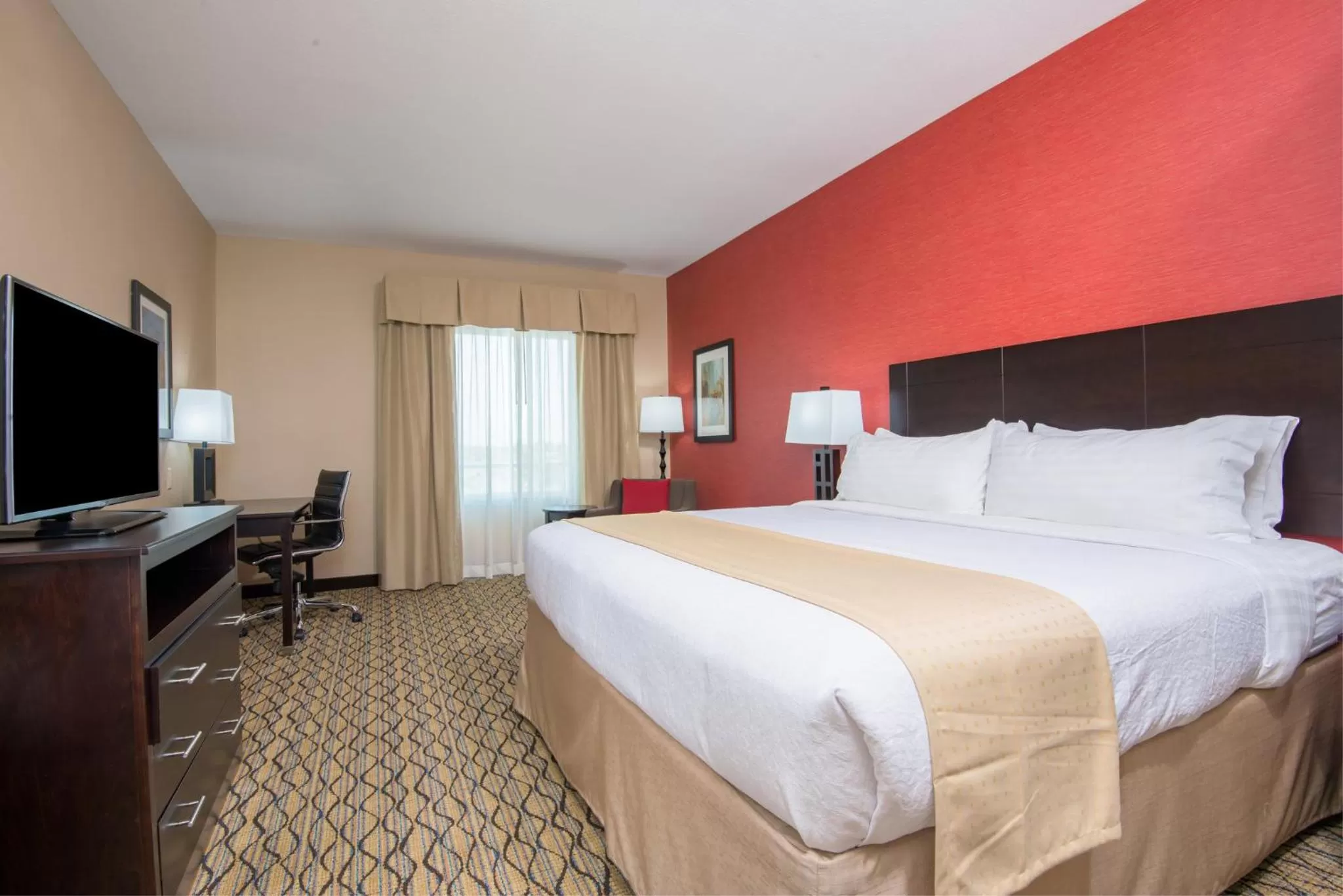 Photo of the whole room, Bed in Holiday Inn Salina by IHG