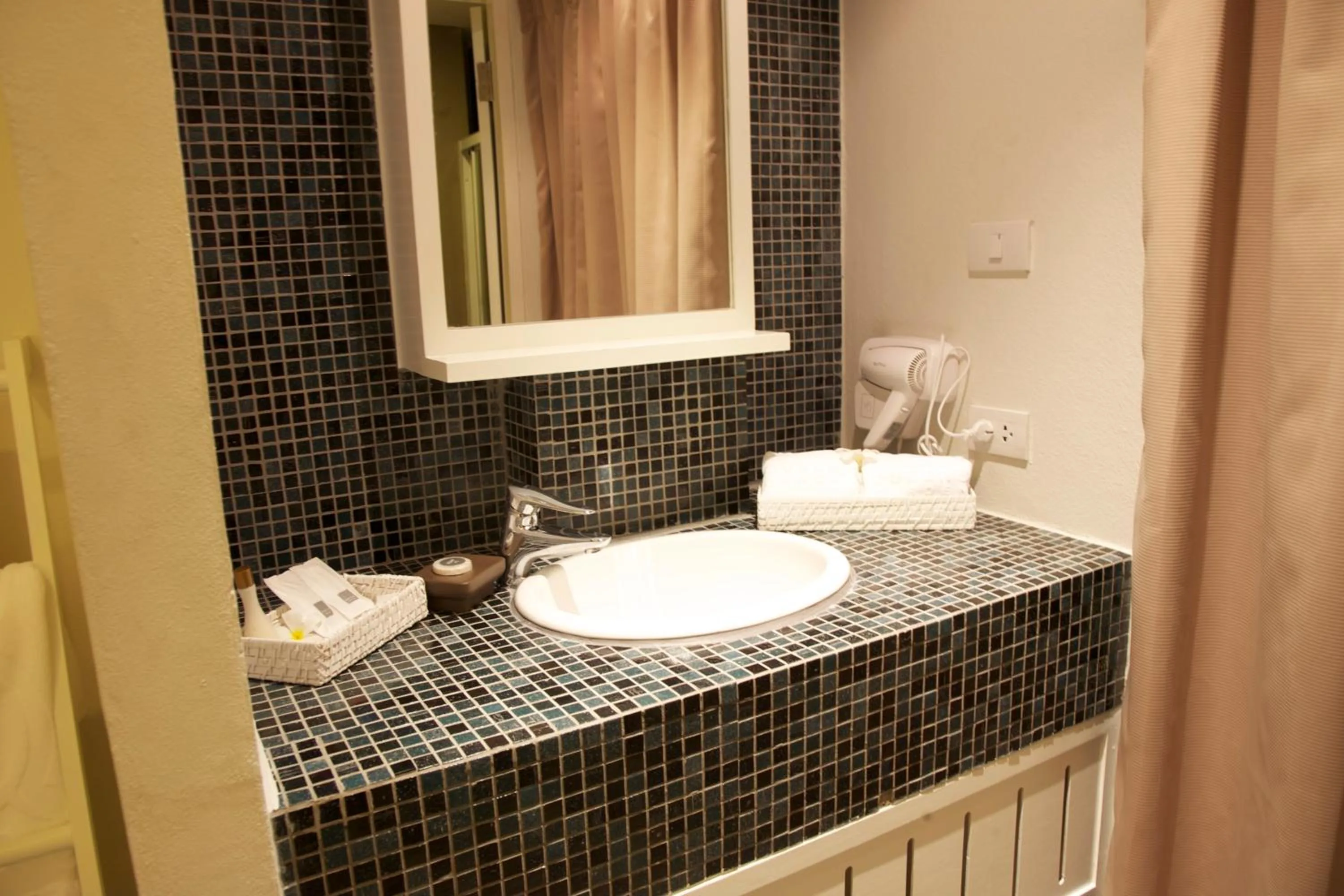 Bathroom in The Phoenix Hotel Bangkok - Suvarnabhumi Airport