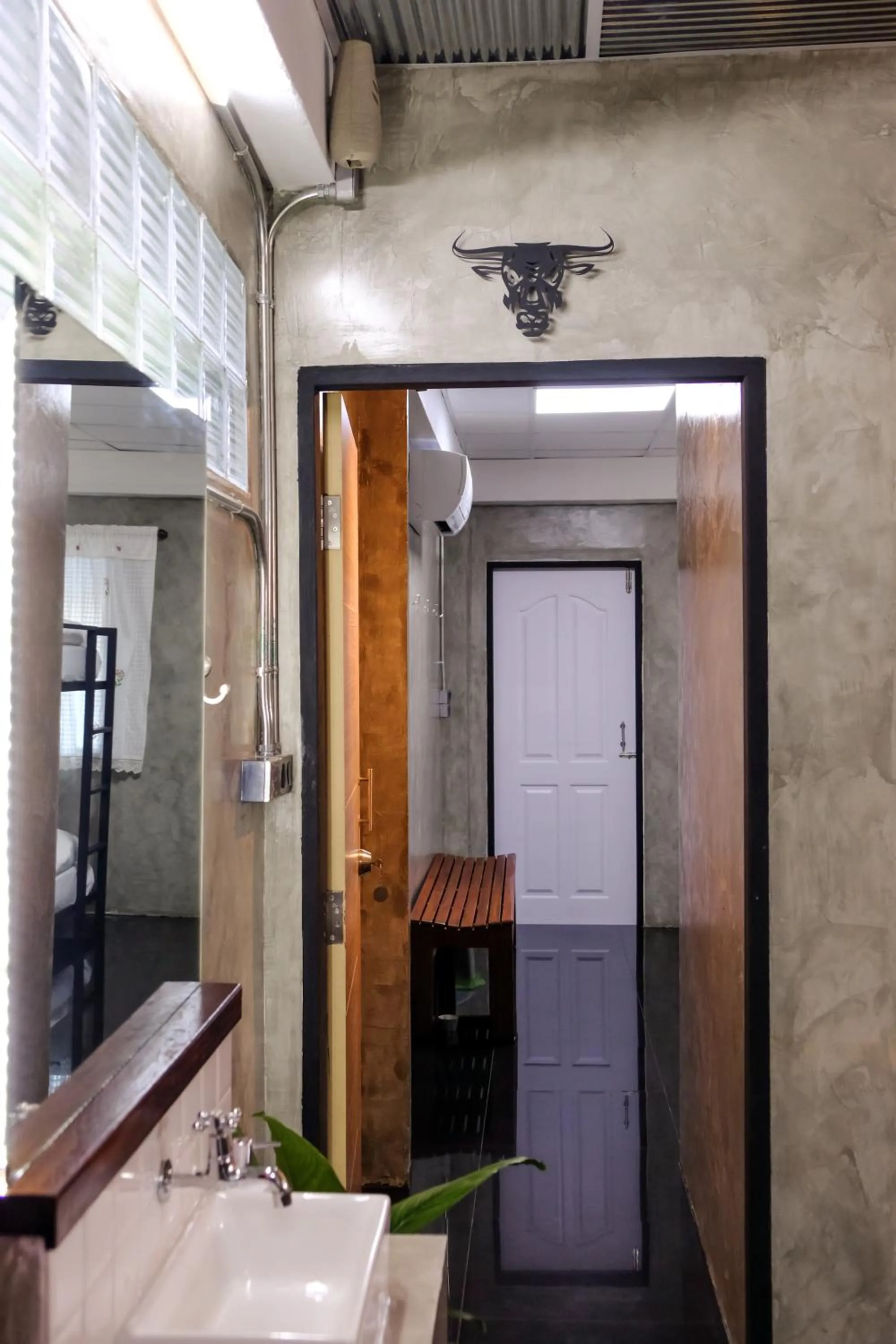 Property logo or sign in Baan Lung Poshtel