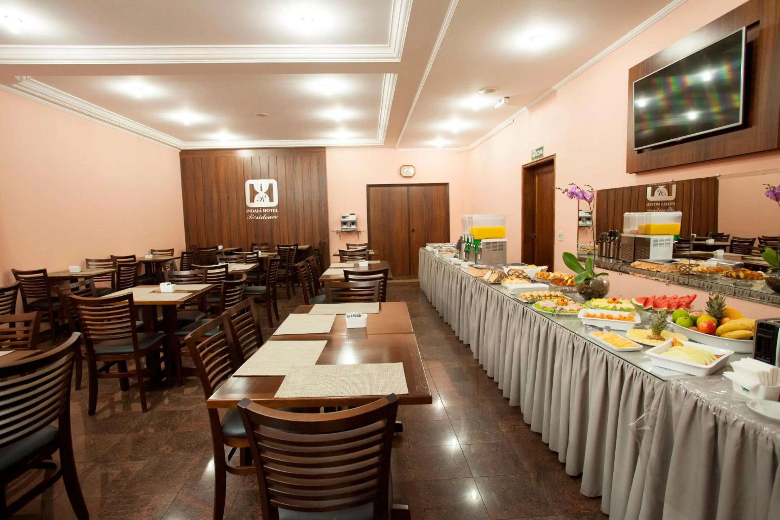 Buffet breakfast, Restaurant/Places to Eat in Indaiá Hotel Residence