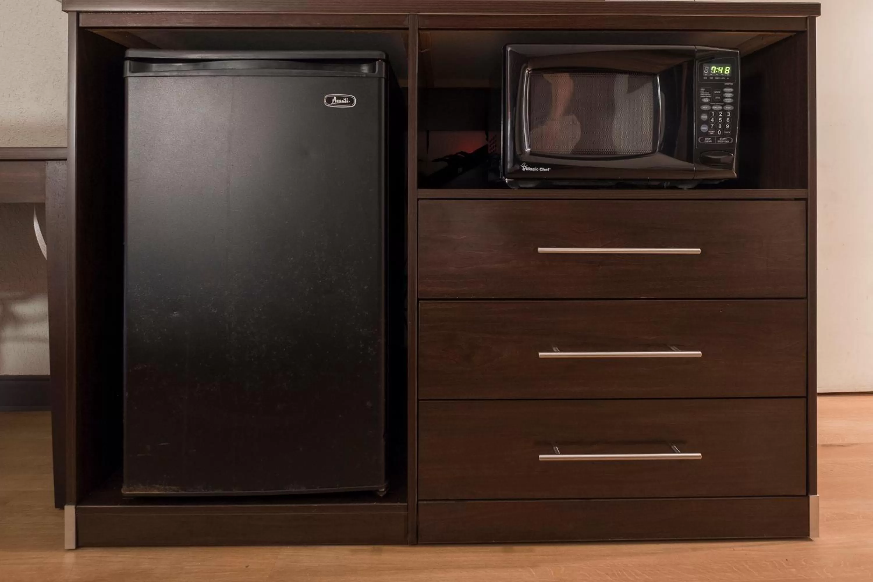 Photo of the whole room in Red Roof Inn Mobile North – Saraland