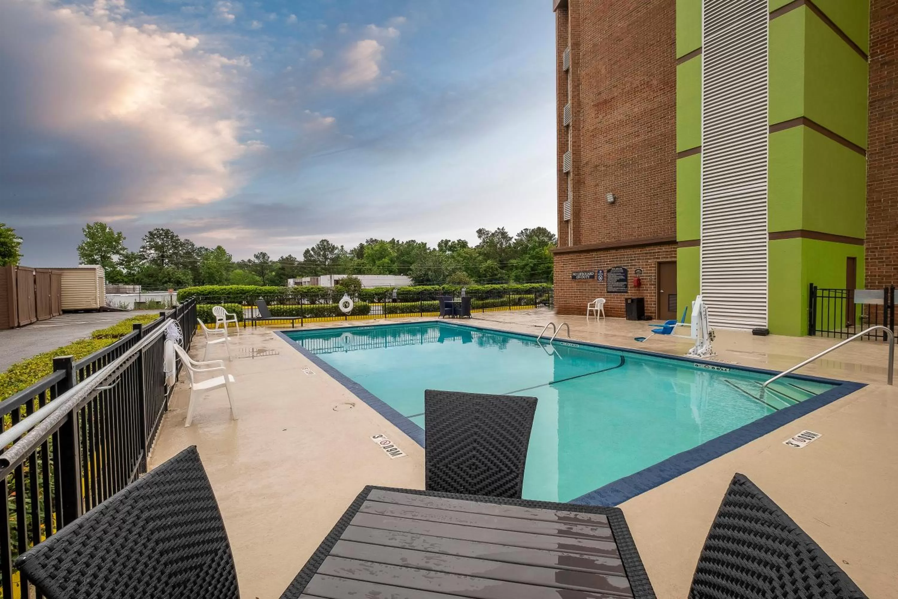 Swimming pool in Red Roof Inn & Suites Macon