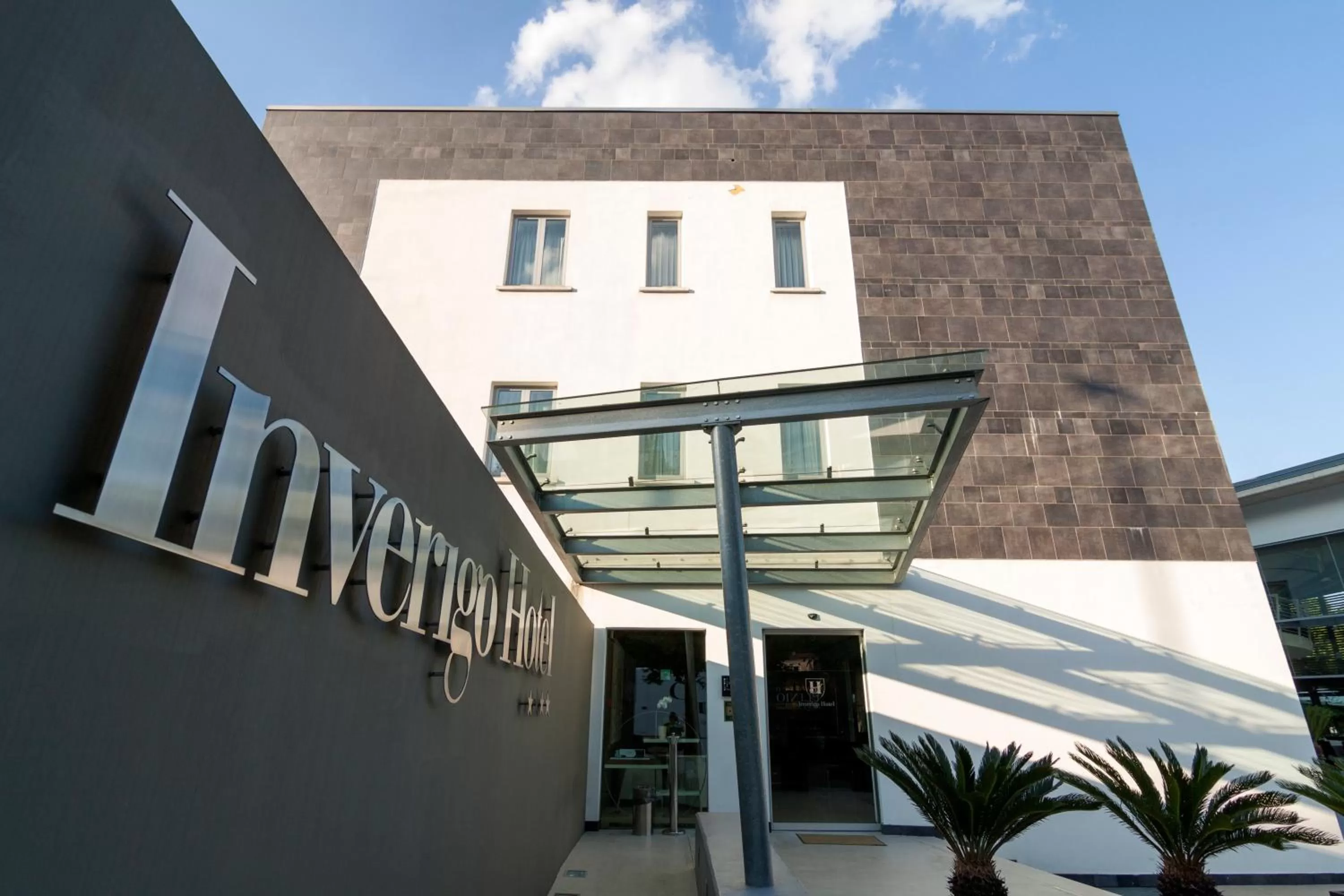 Facade/entrance in Inverigo Hotel