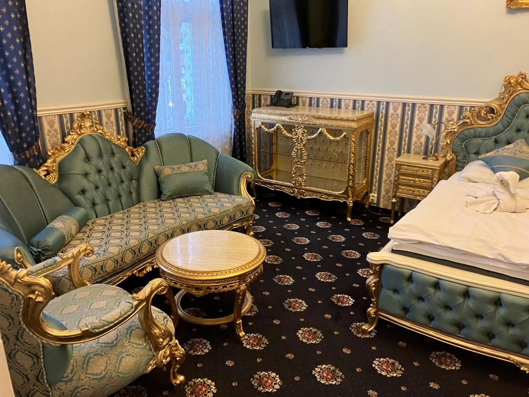 Seating area, Bed in Hotel Klarinn Prague Castle