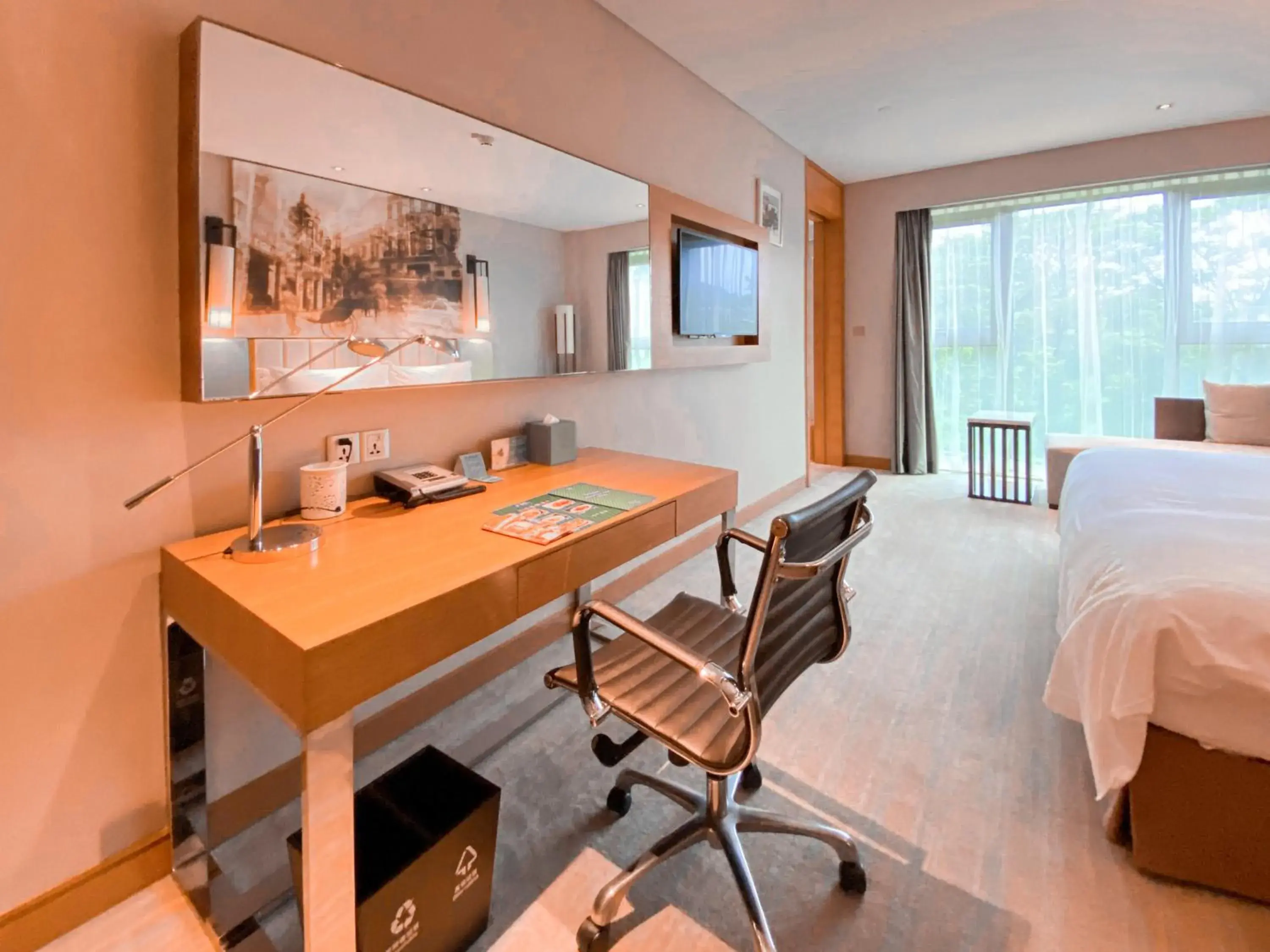 Premium King Room - Lounge Access in Junluxe Hotel Guangzhou Science City-Free Shuttle Bus Service to Guangzhou Canton Fair Premium King Room - Lounge Access in Junluxe Hotel Guangzhou Science City-Free Shuttle Bus Service to Guangzhou Canton Fair