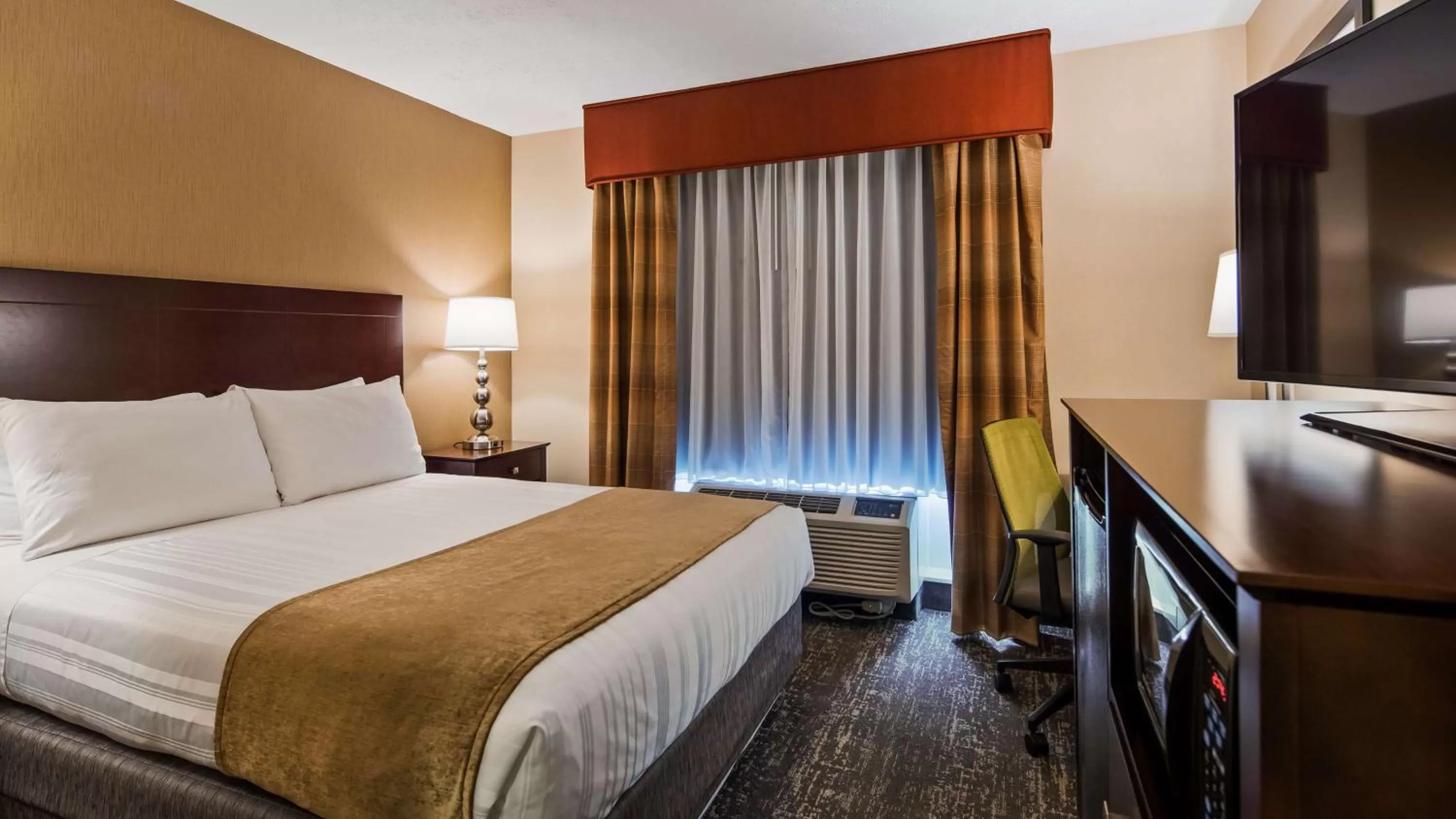 Queen Room with Roll-In Shower - Disability Access in Best Western Braintree Inn