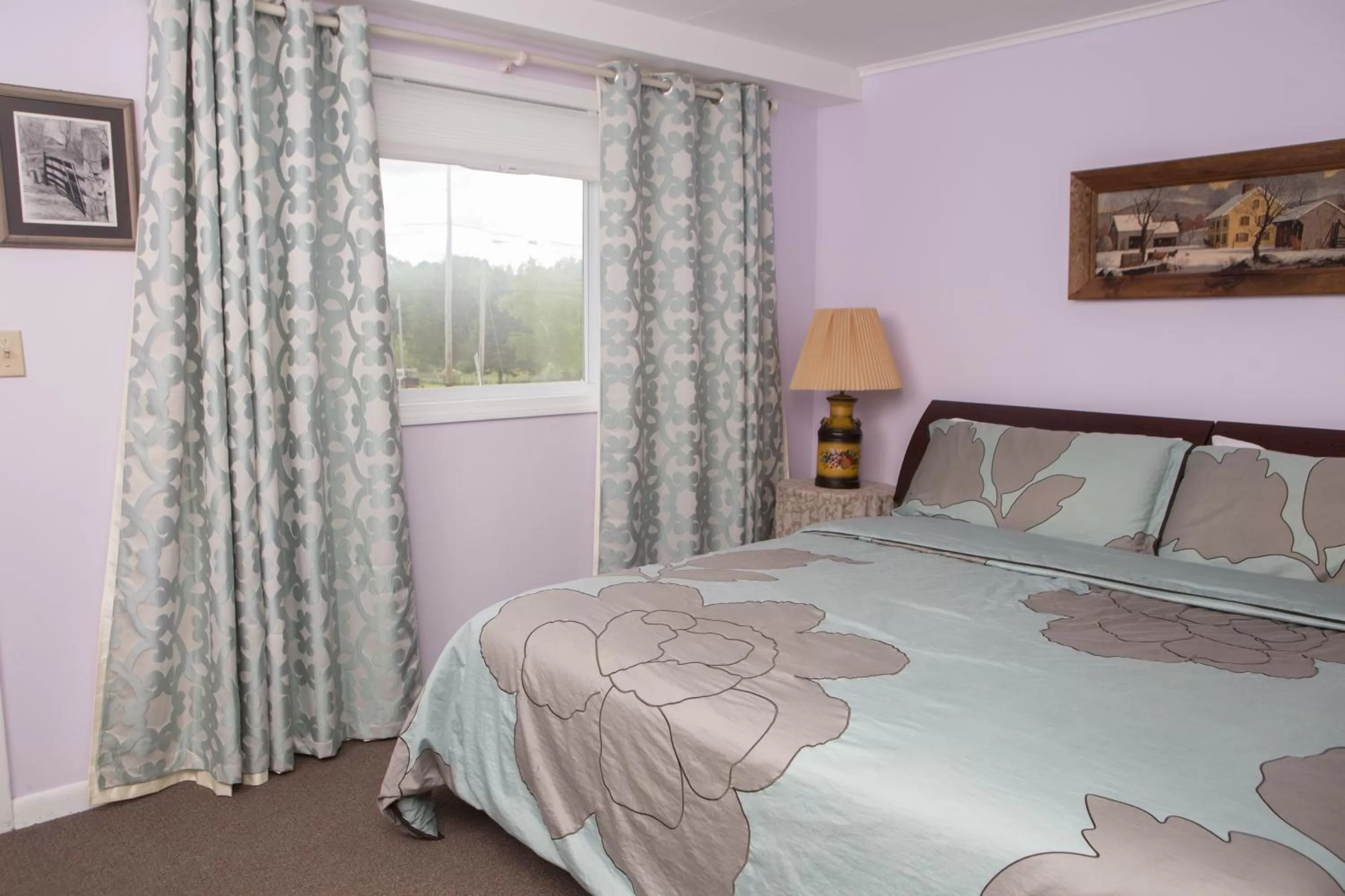 Bed in Governor's Rock Motel