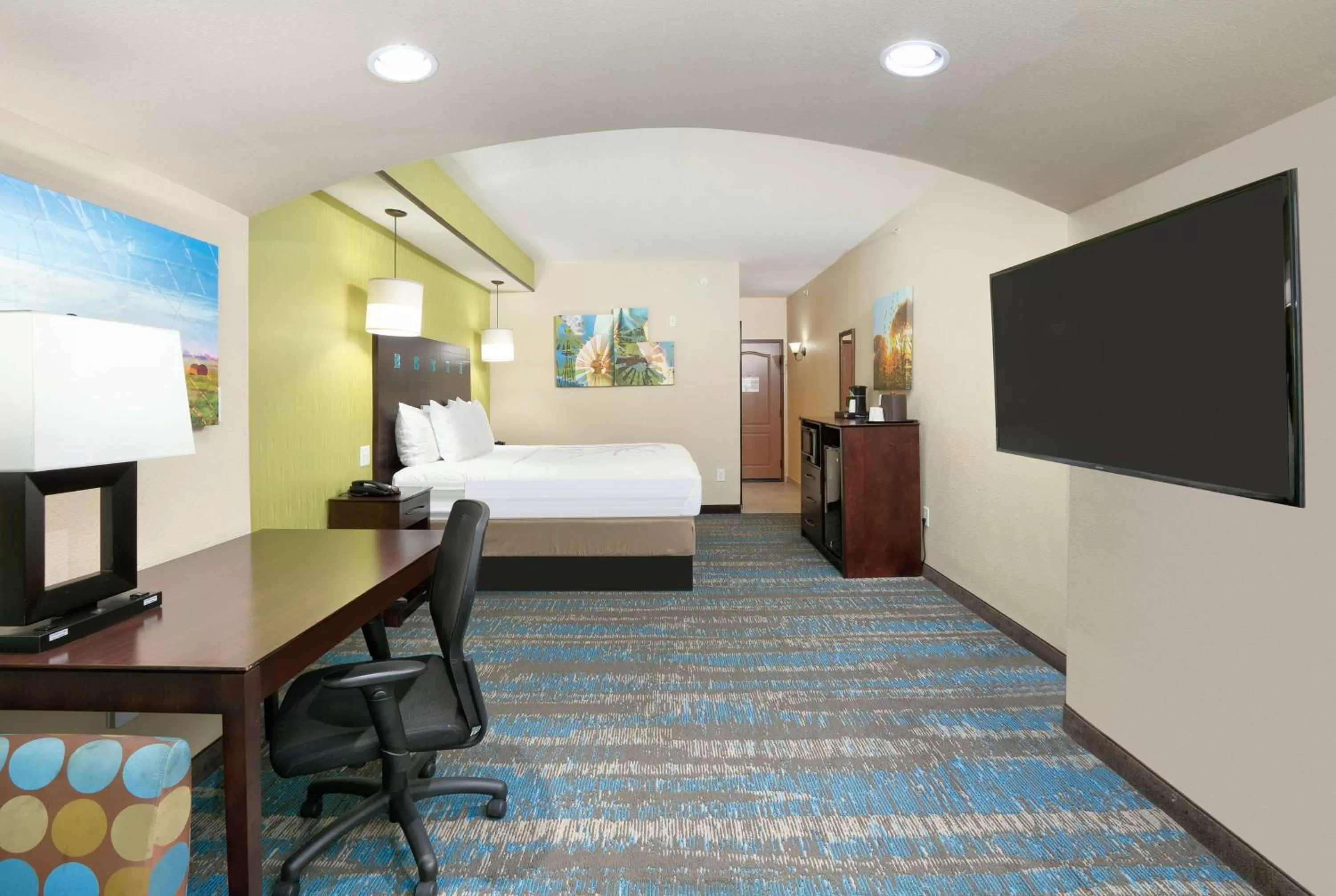 Photo of the whole room, Bed in La Quinta by Wyndham Dallas Grand Prairie South