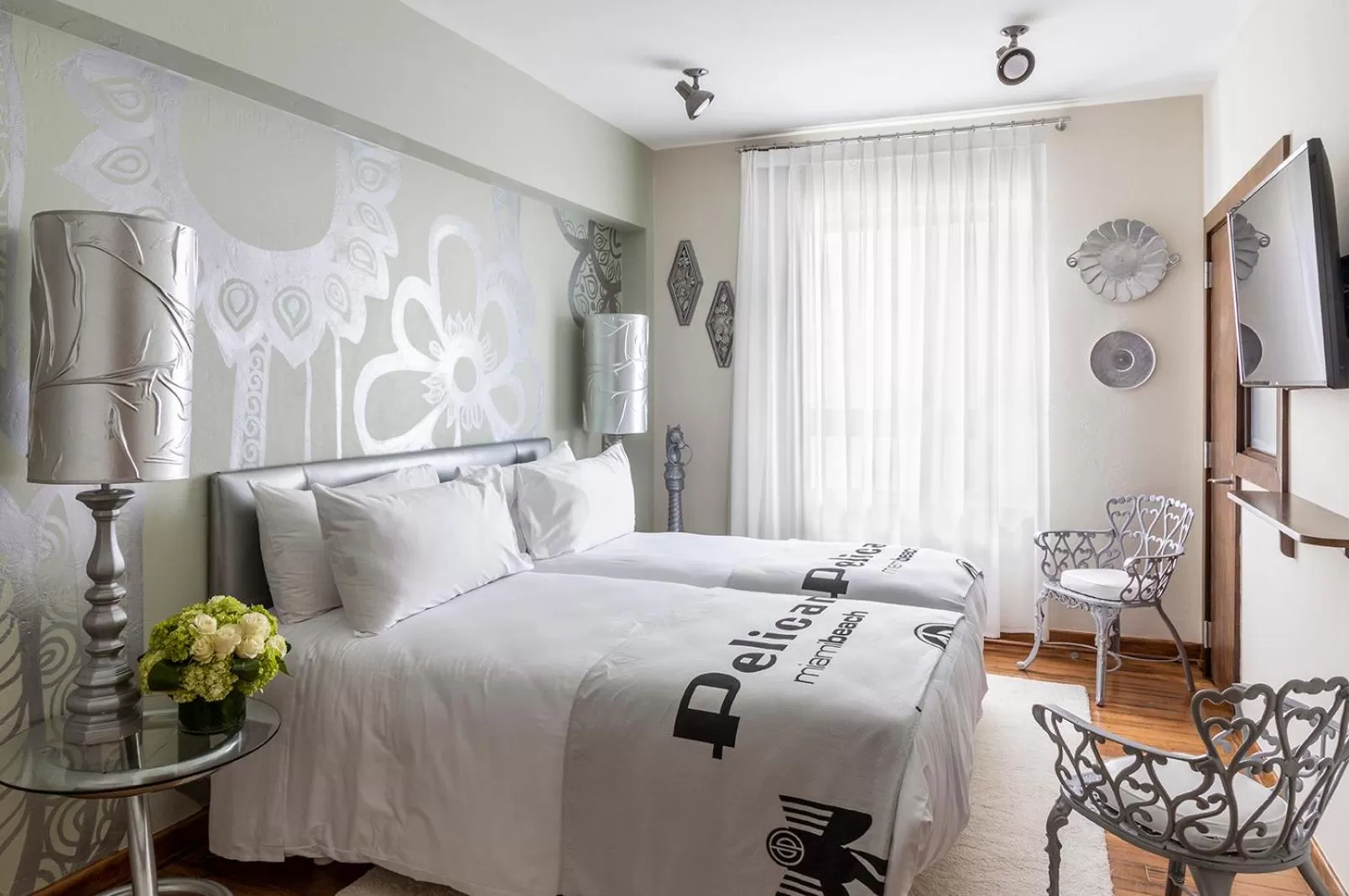 Photo of the whole room, Bed in Pelican Hotel