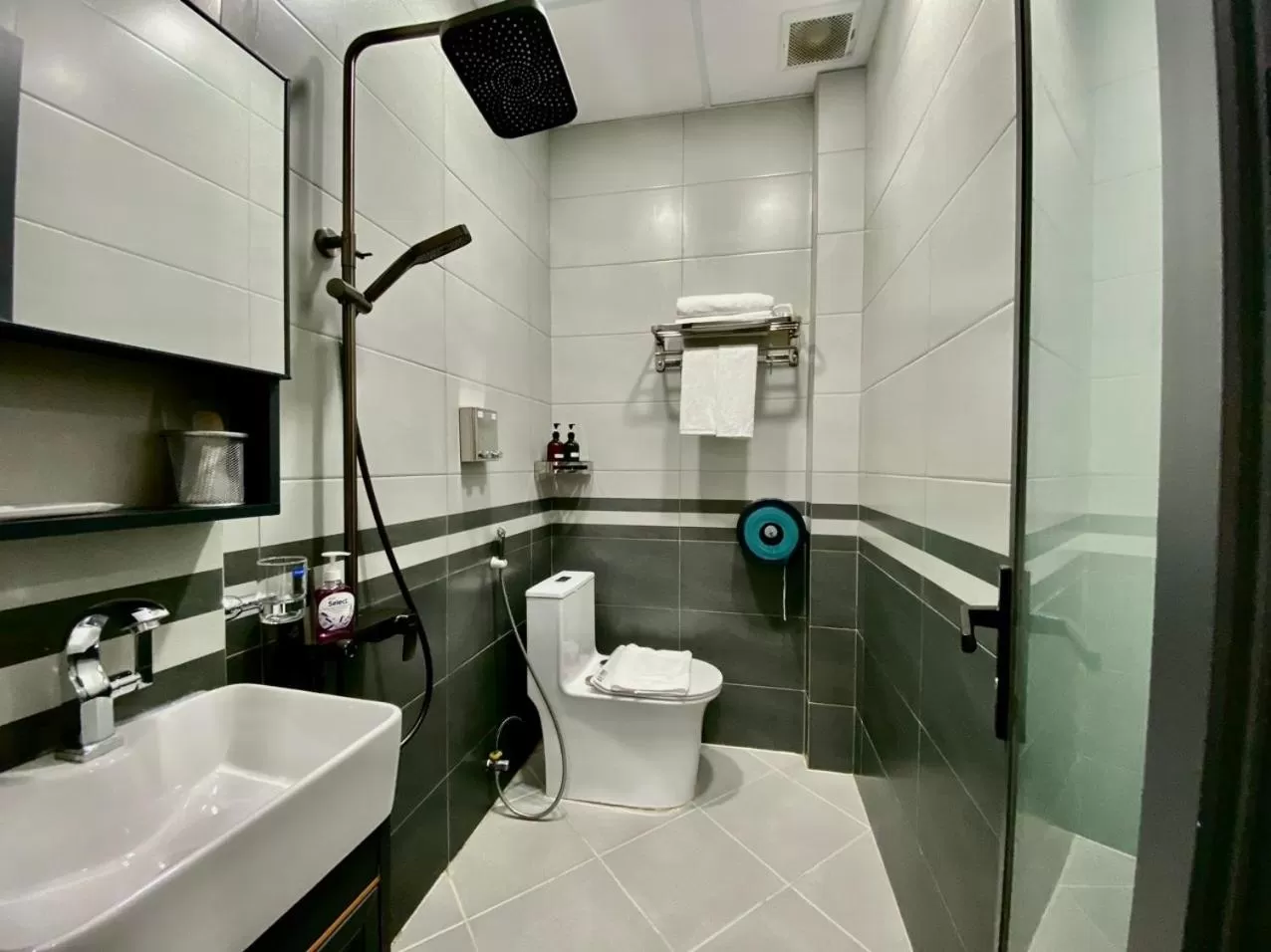 Shower, Bathroom in Chanh Huy Apartments & Hotel