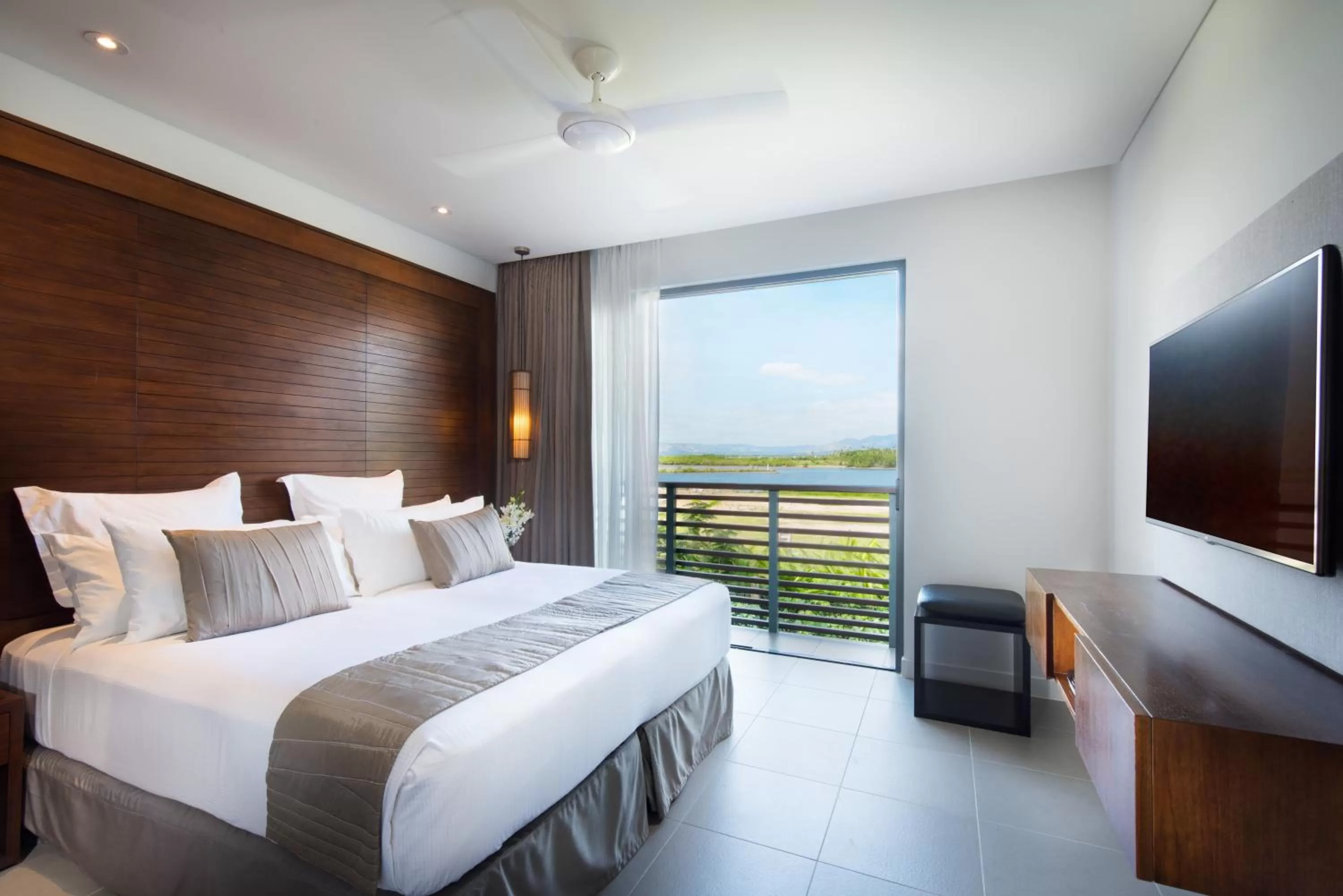 TV and multimedia, Bed in Hilton Fiji Beach Resort and Spa