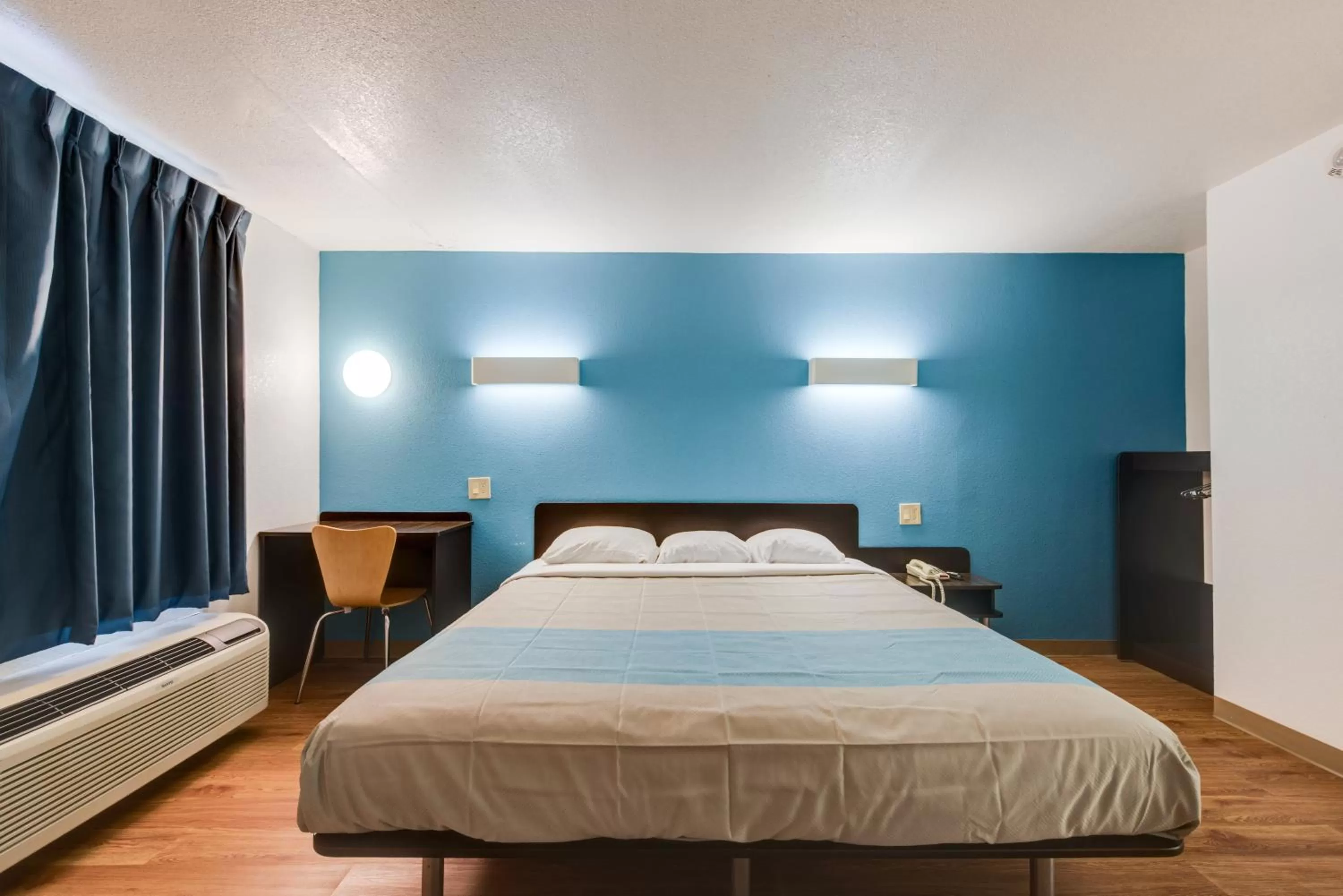 Bedroom, Bed in Motel 6-Kingston, TN