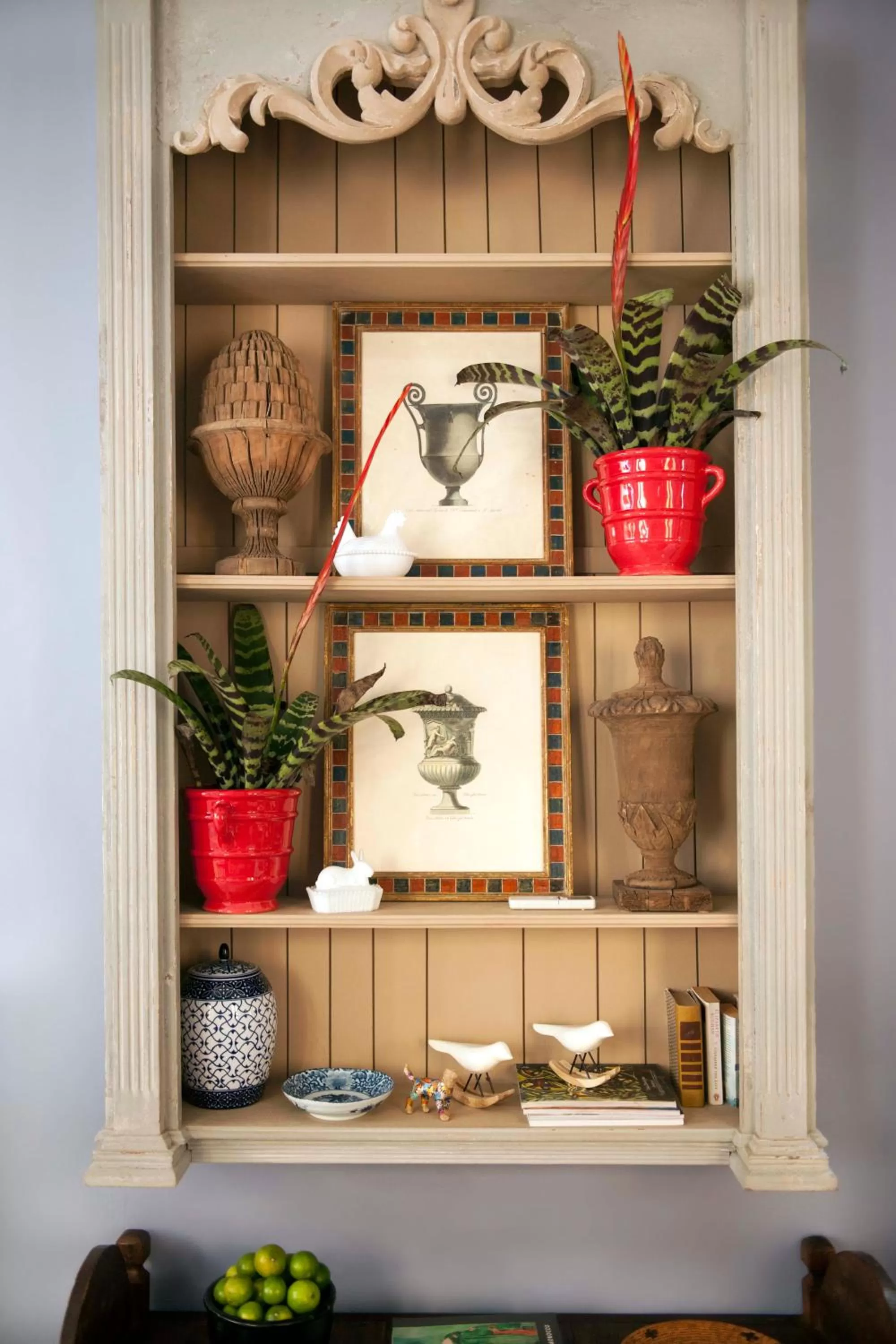 Decorative detail in Casas del XVI