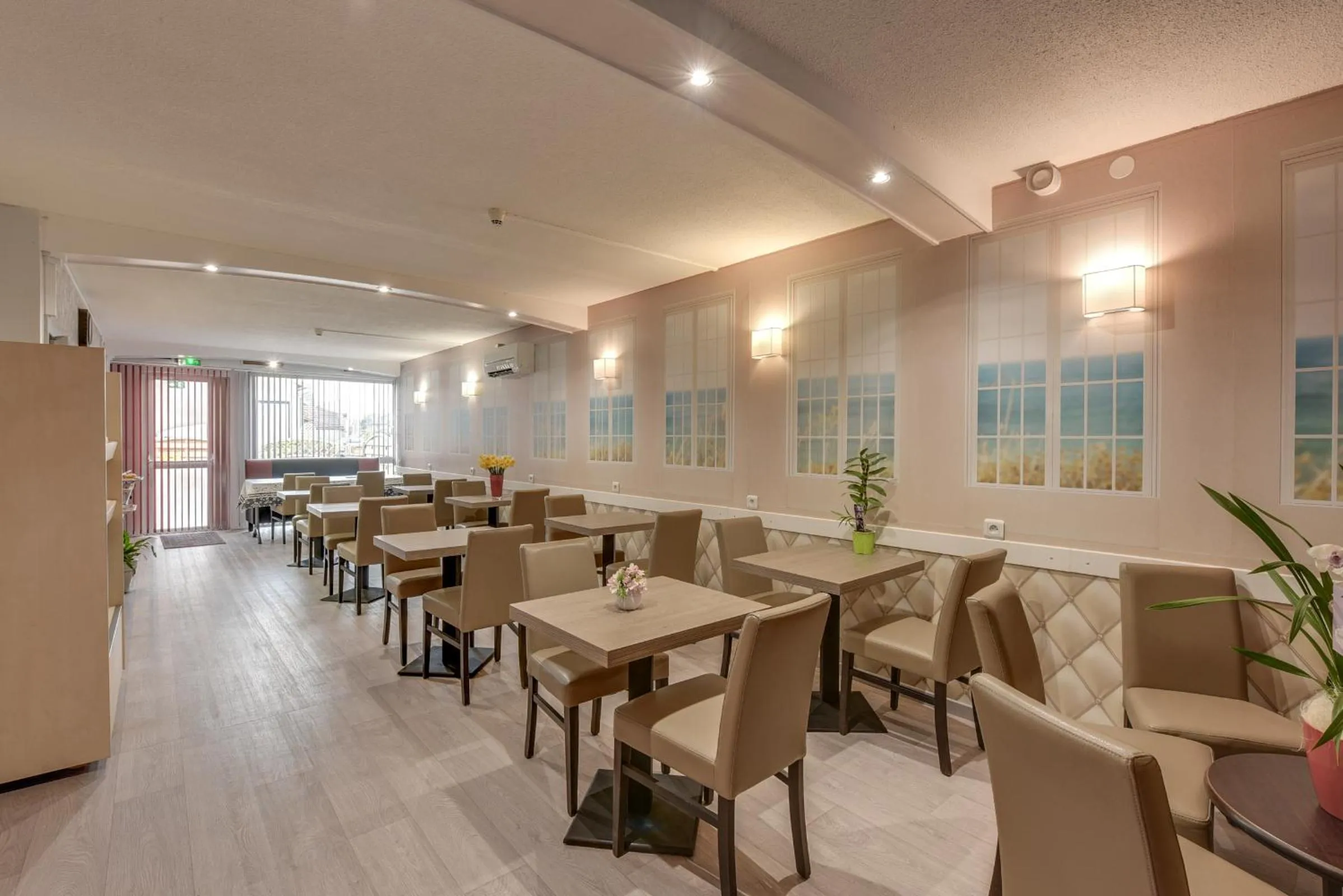 Restaurant/places to eat in The Originals Access, Hotel Thouars