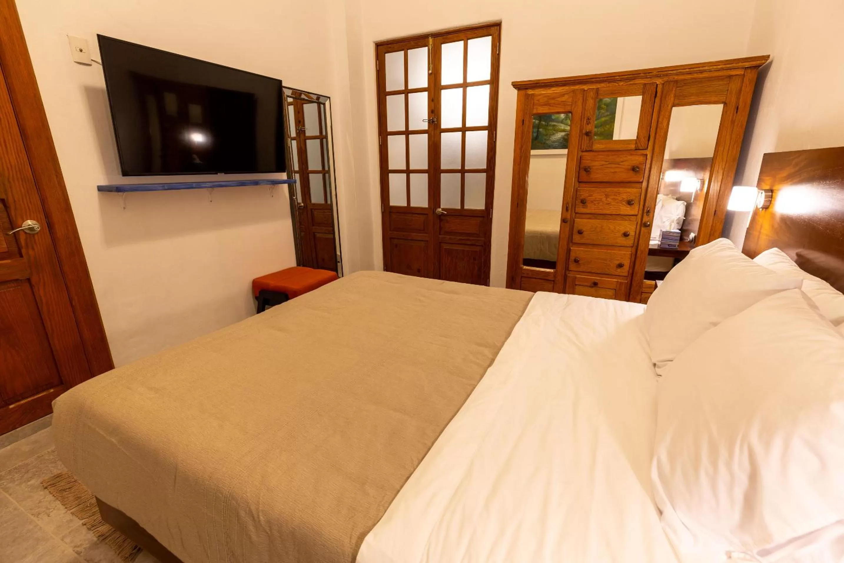 TV and multimedia, Bed in Plaza Chapala Hotel