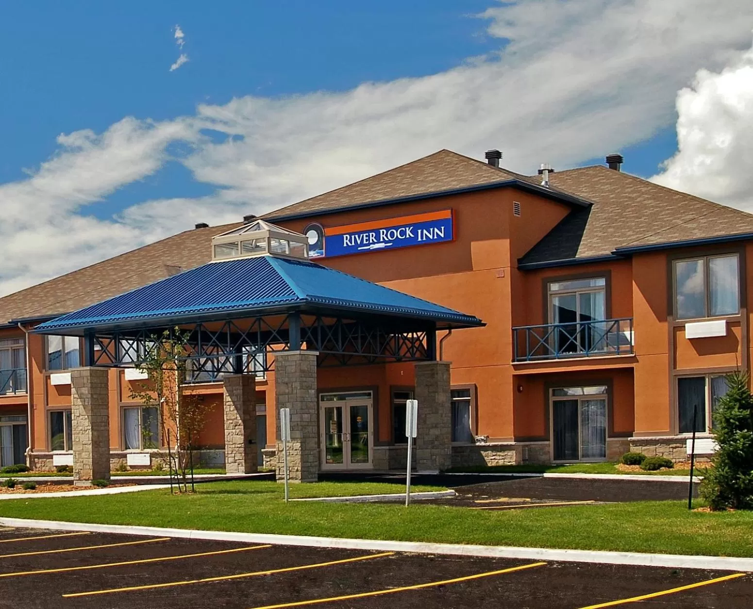 Property building in RiverRock Inn